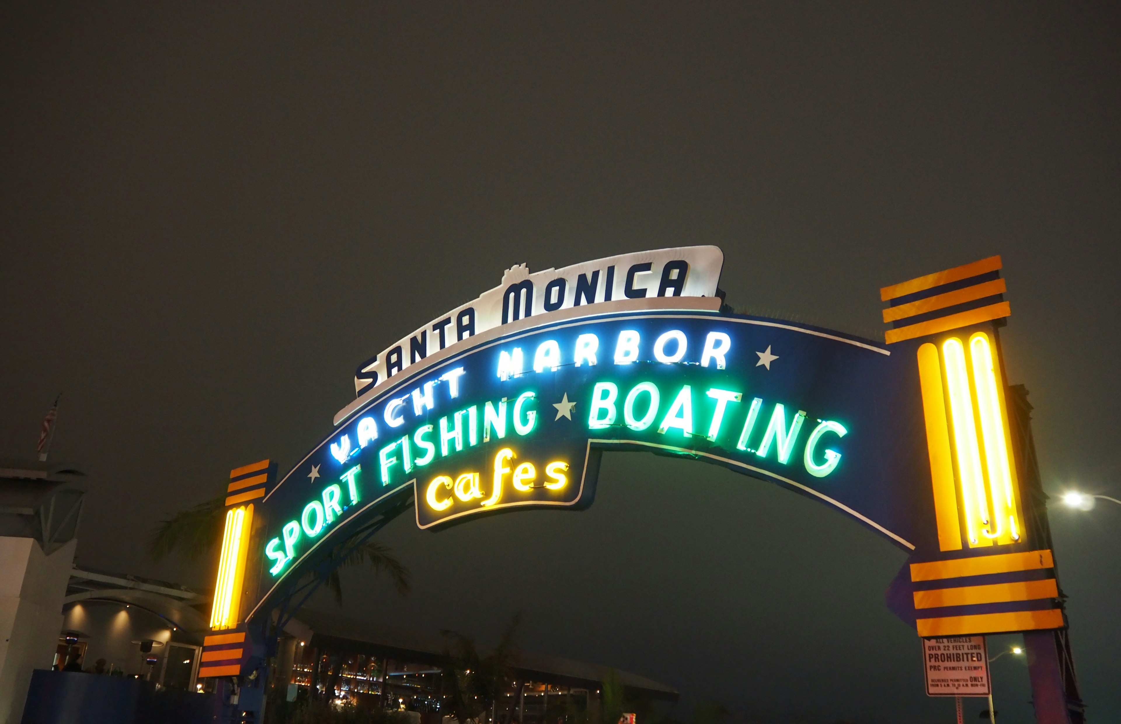 Schild des Hafens von Santa Monica mit Angeboten für Sportfischen und Bootfahren