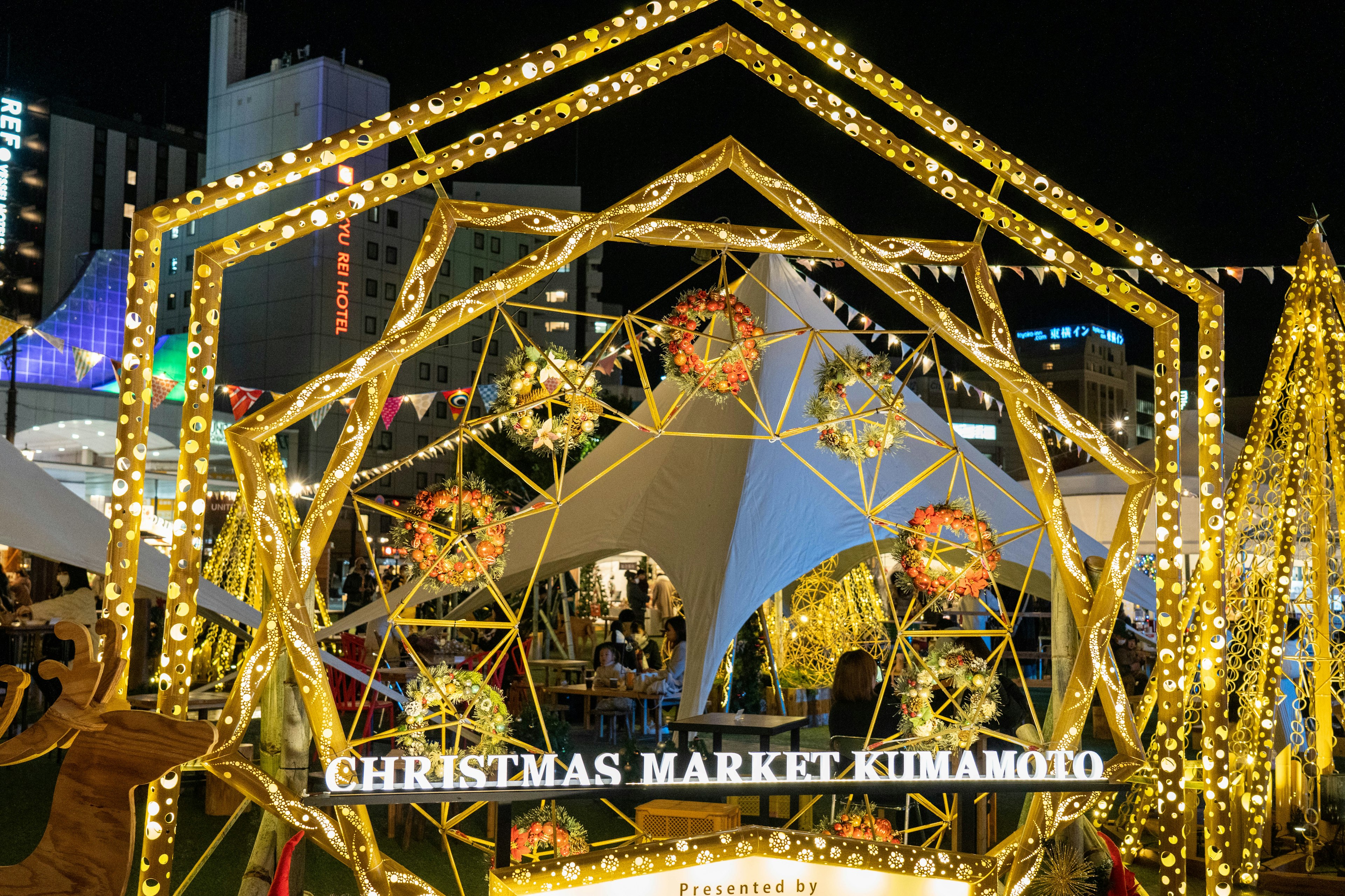 Vista nocturna del mercado navideño de Kumamoto bellamente decorado