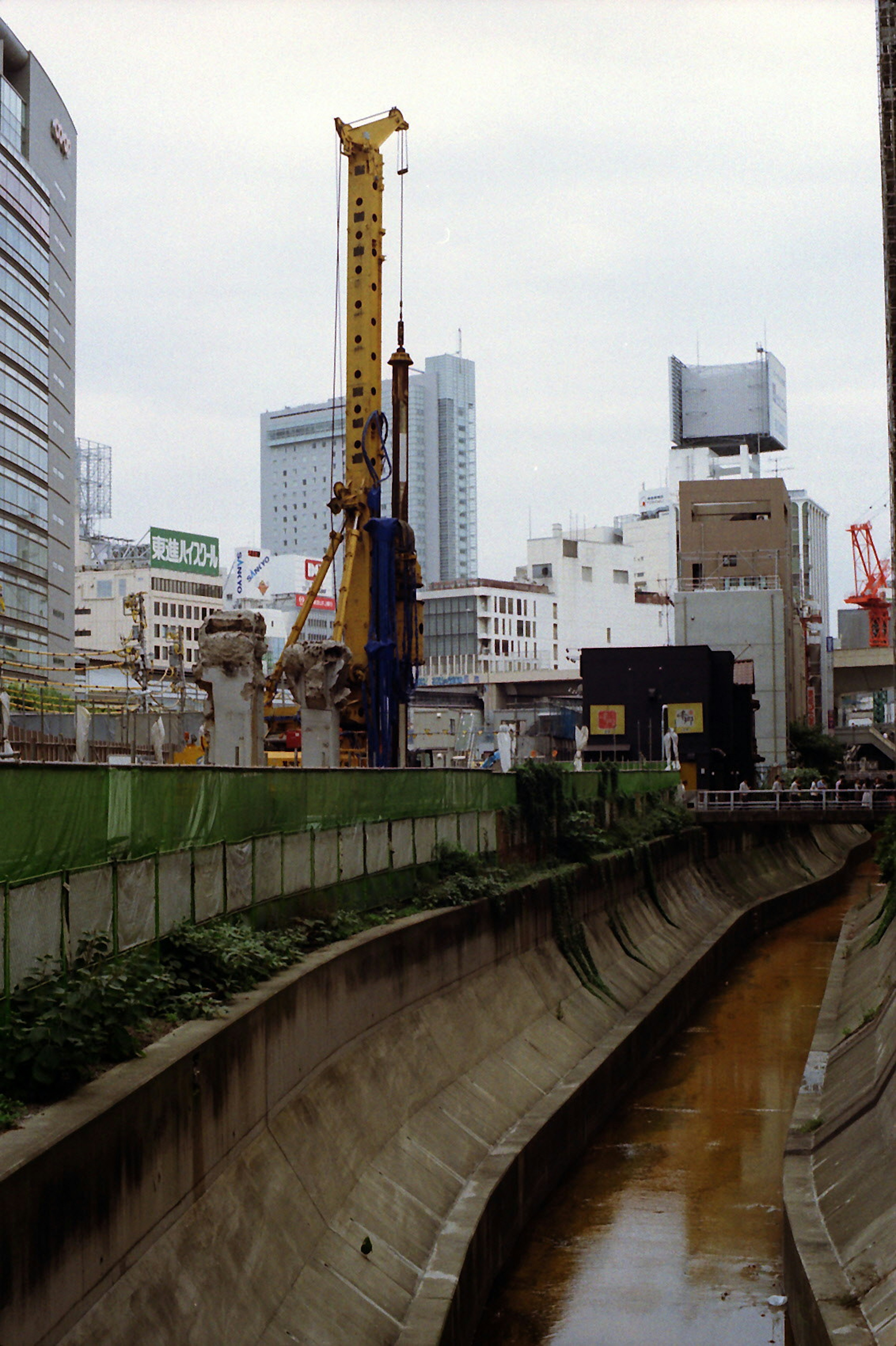 城市建設工地與河道高樓與起重機