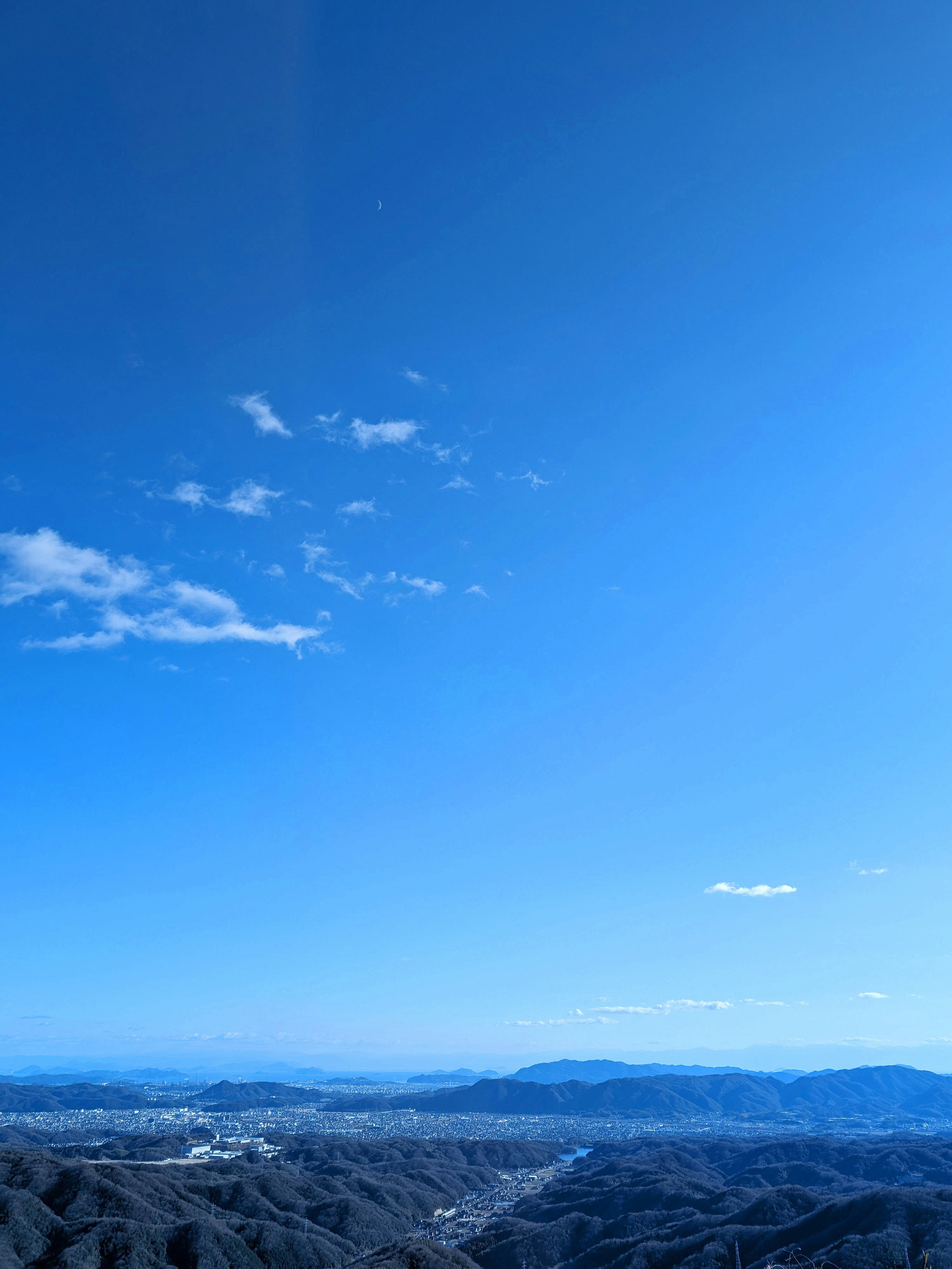 青い空と雲のある広大な風景