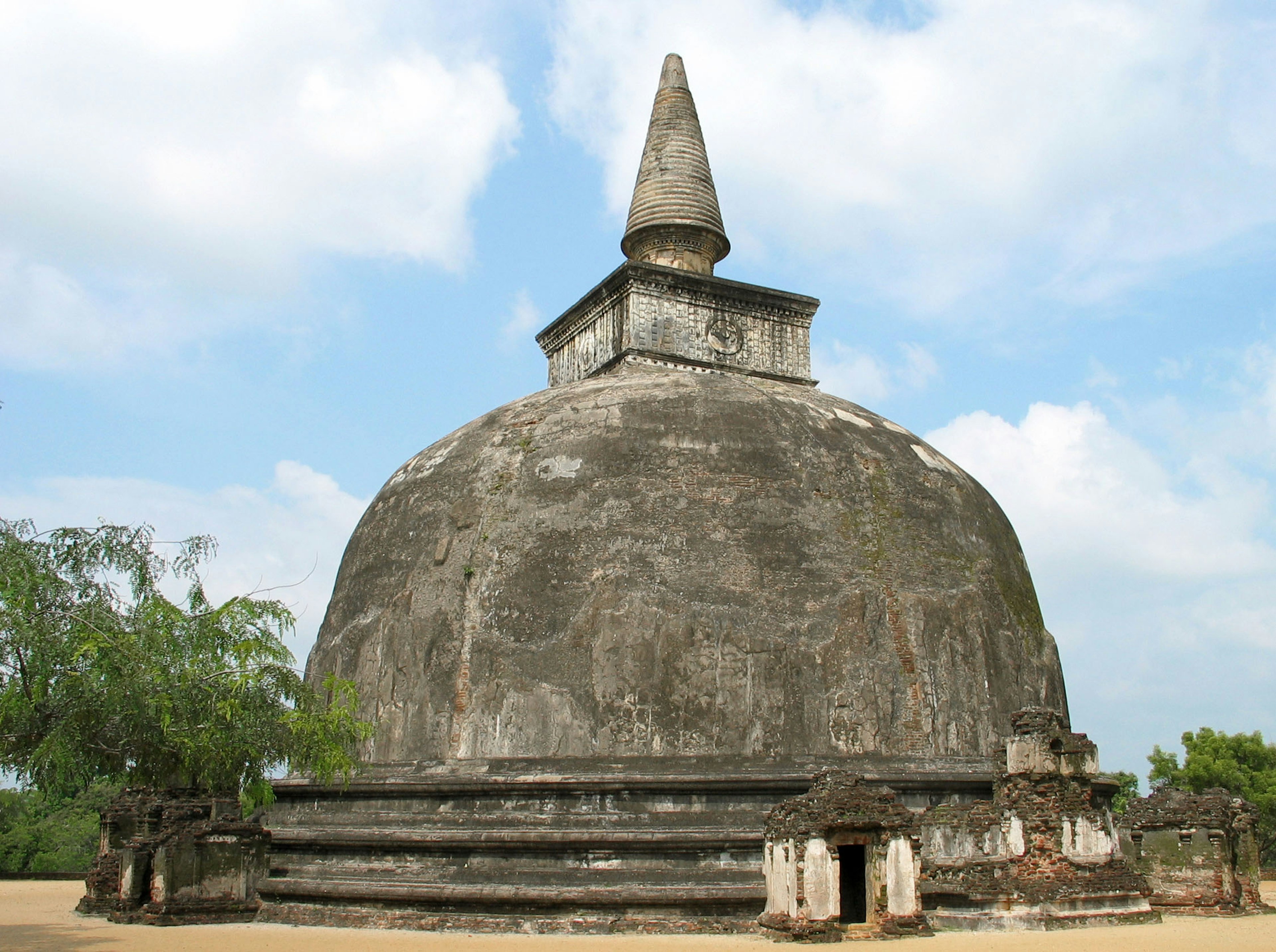 Stupa cổ đứng dưới bầu trời xanh