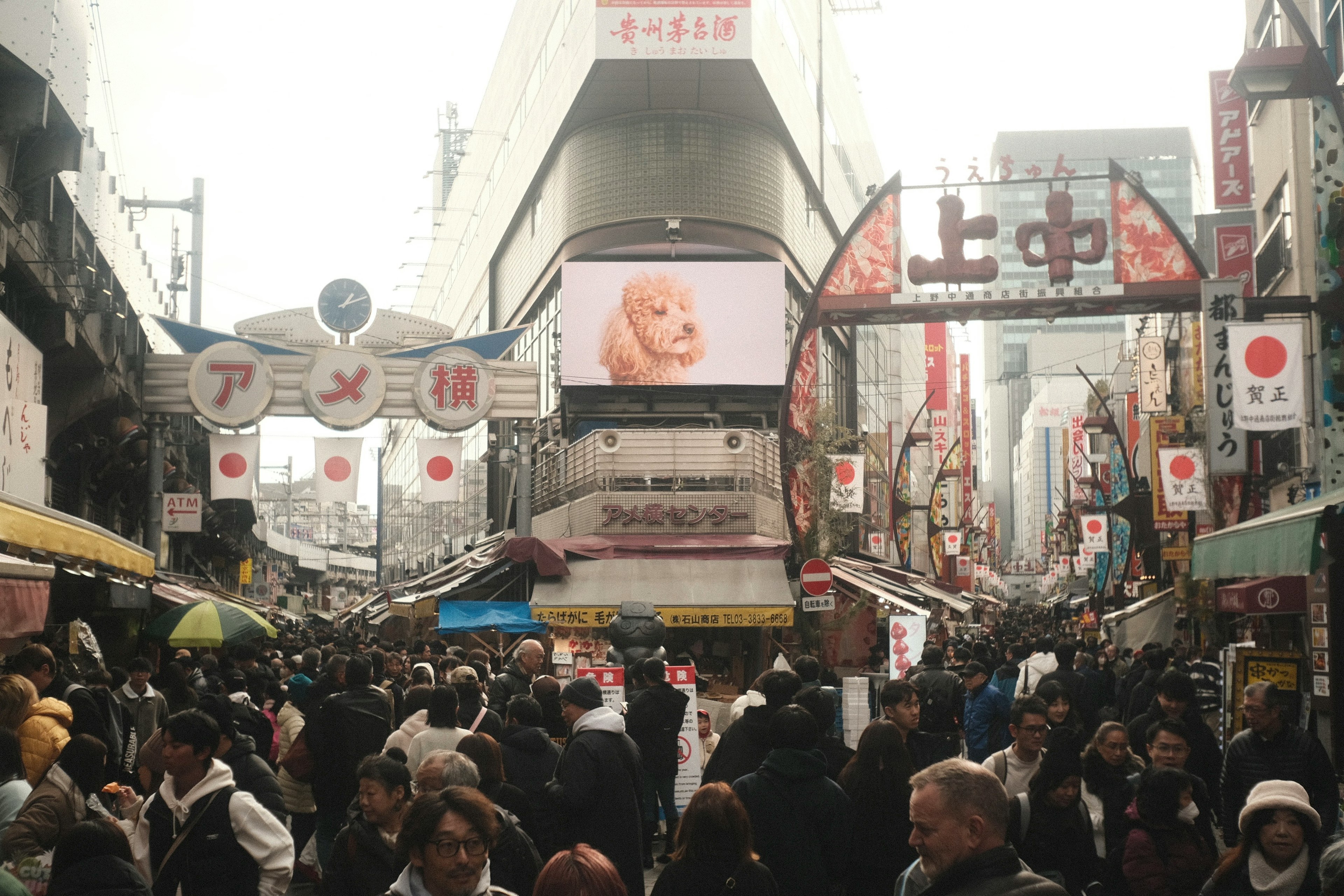 賑やかな日本の商店街に集まる人々と店の看板