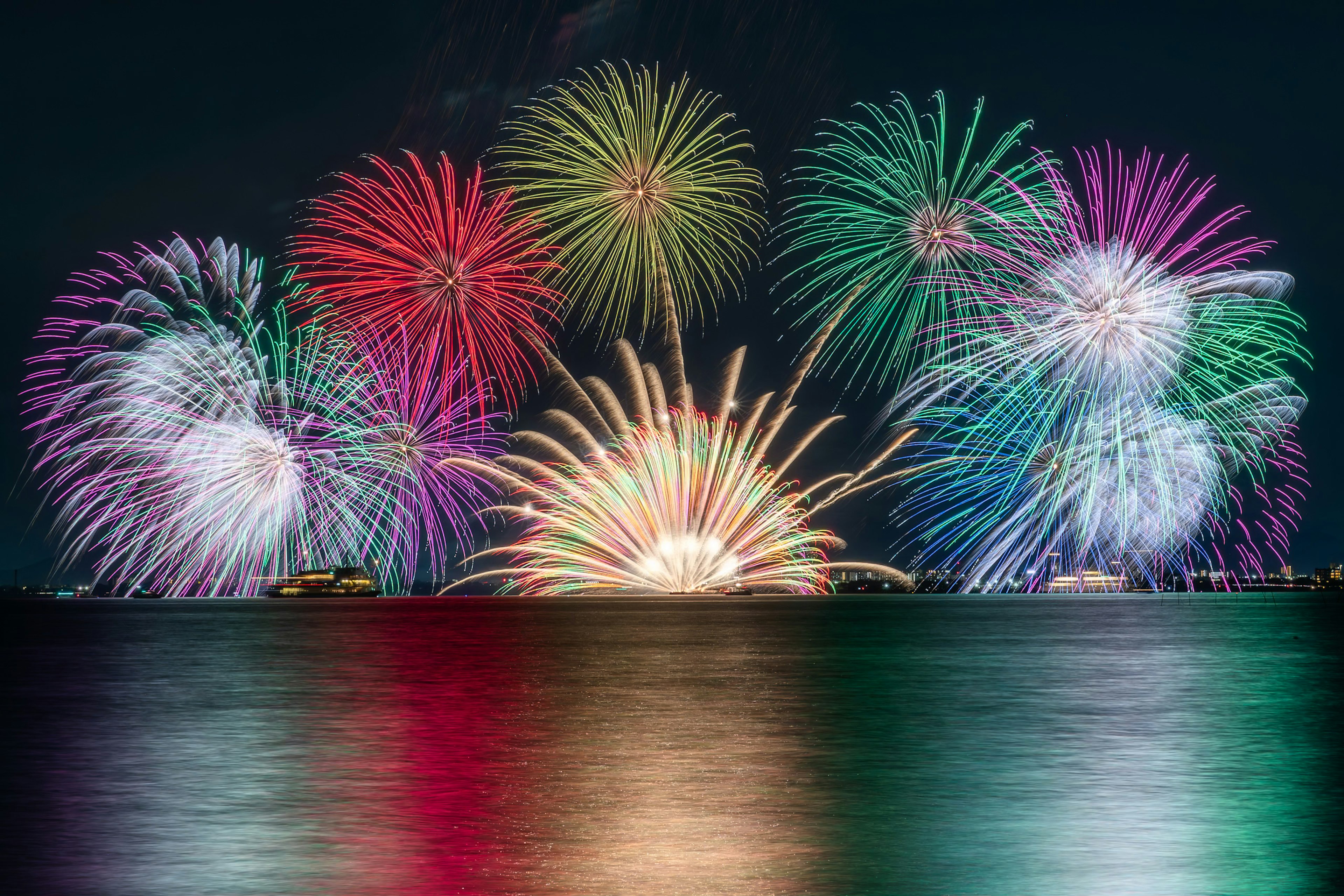 Fuochi d'artificio colorati che illuminano il cielo notturno in una splendida esposizione