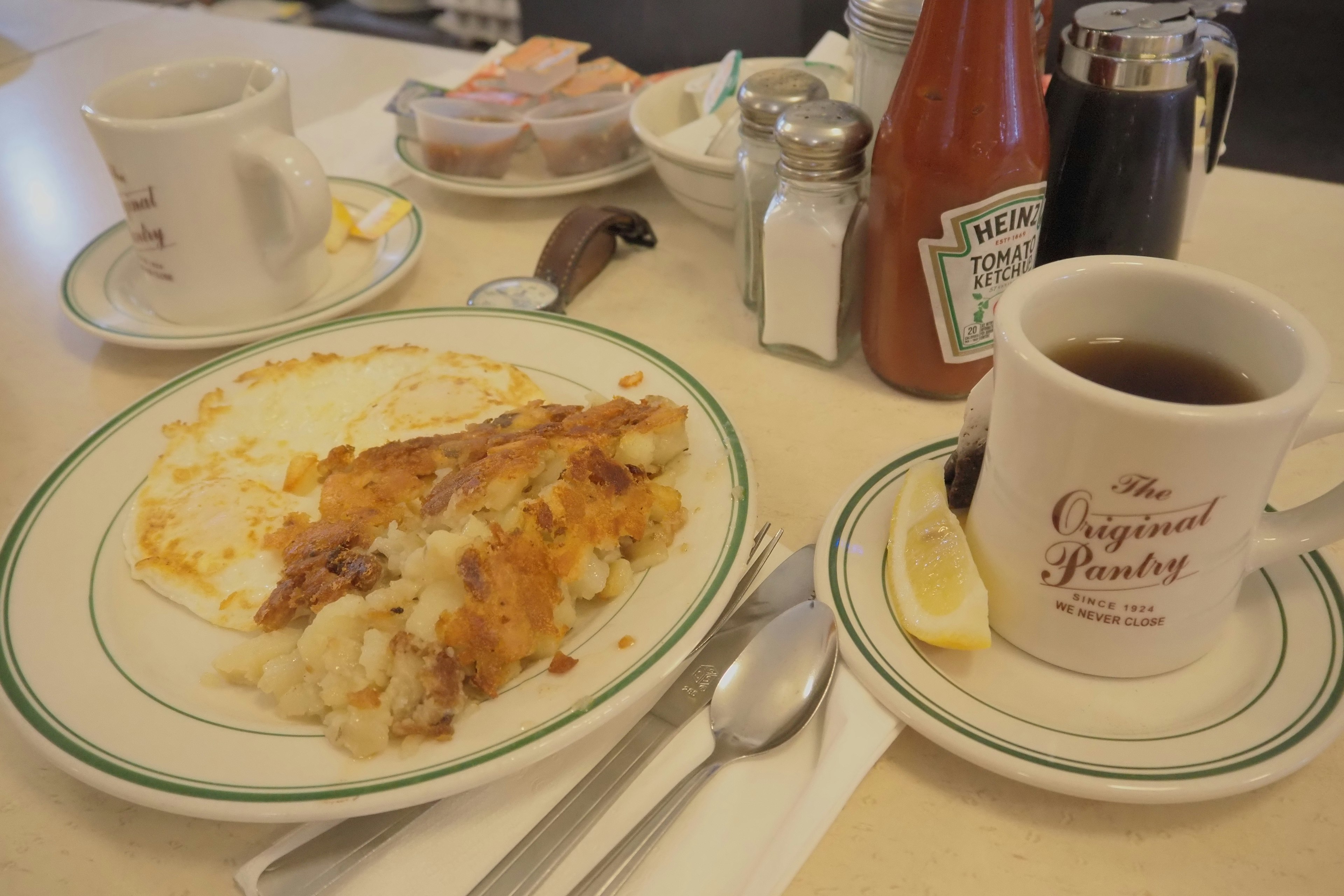 Piring sarapan dengan hash browns renyah dan secangkir kopi di meja