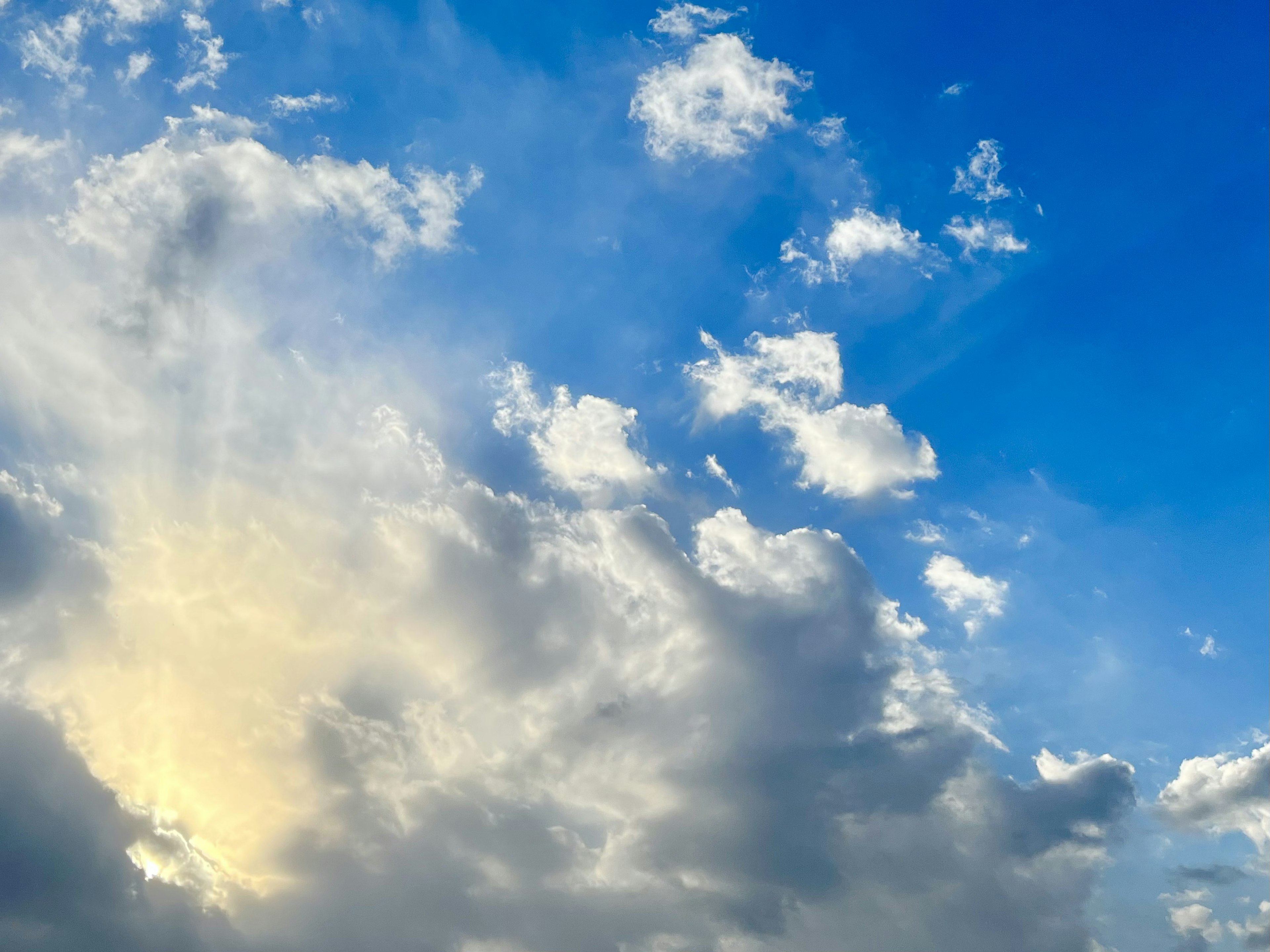 Pemandangan indah langit biru dengan awan putih