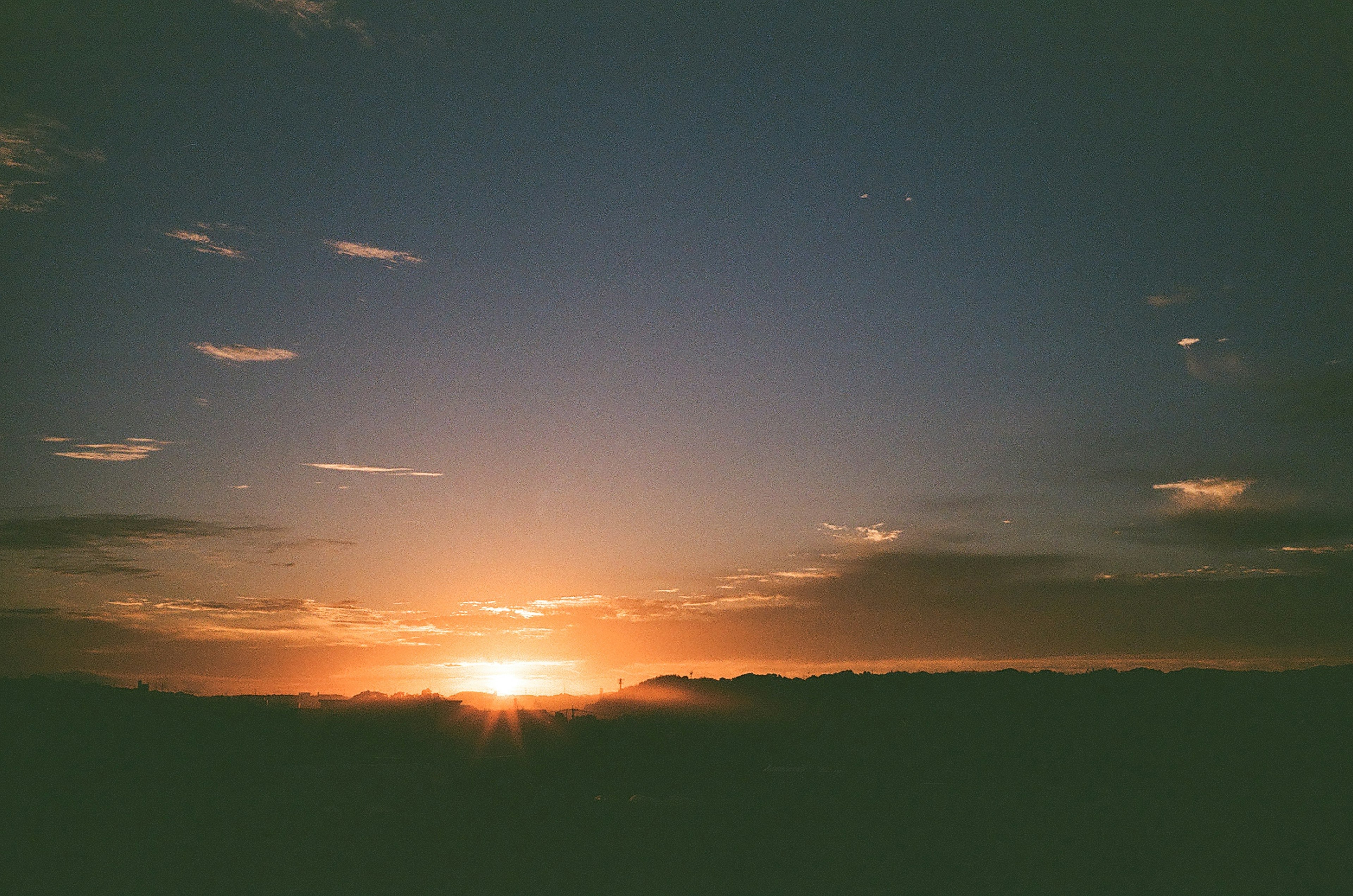 Una hermosa puesta de sol con colores vibrantes en el cielo