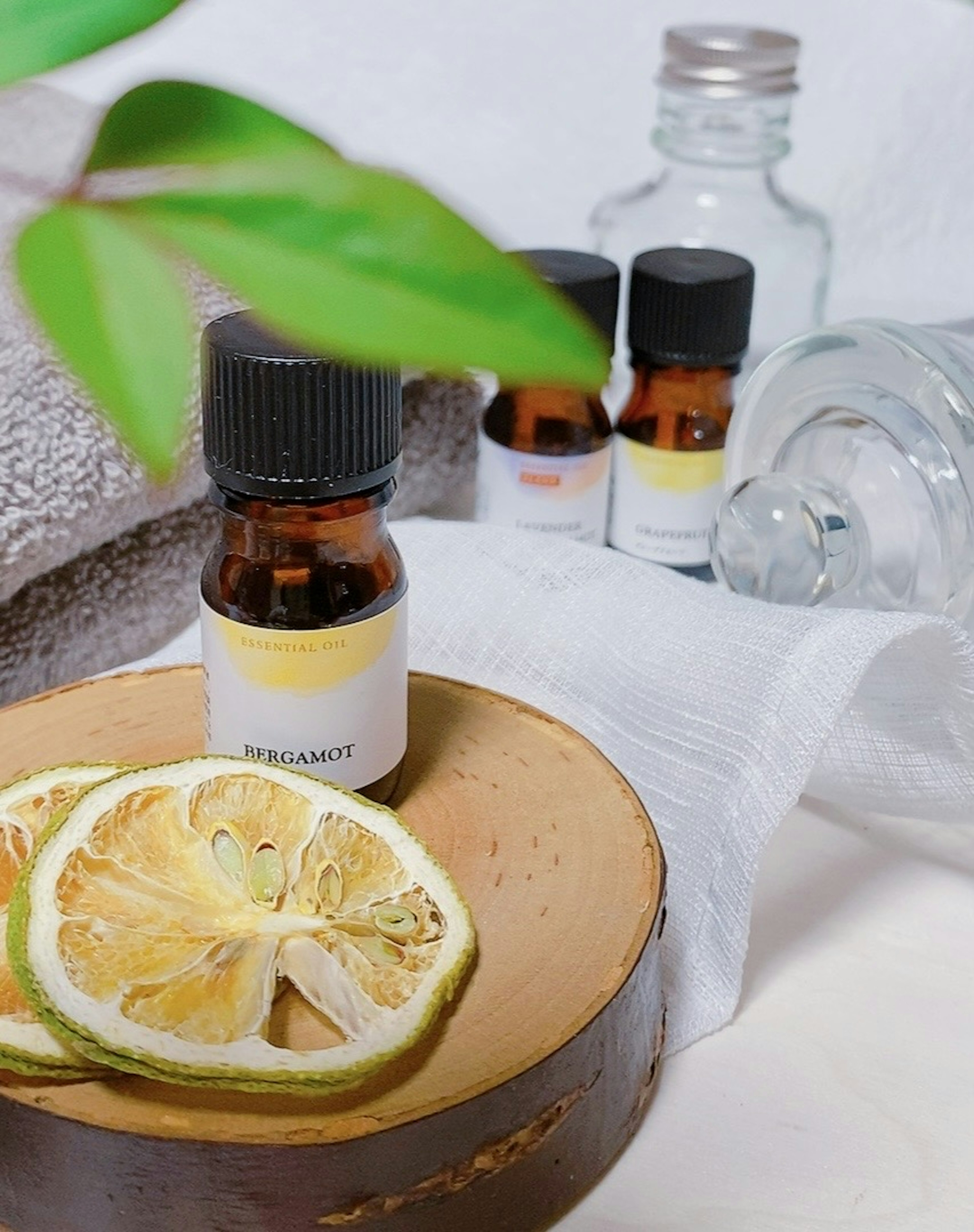 Adegan aromaterapi dengan irisan lemon dan botol minyak esensial