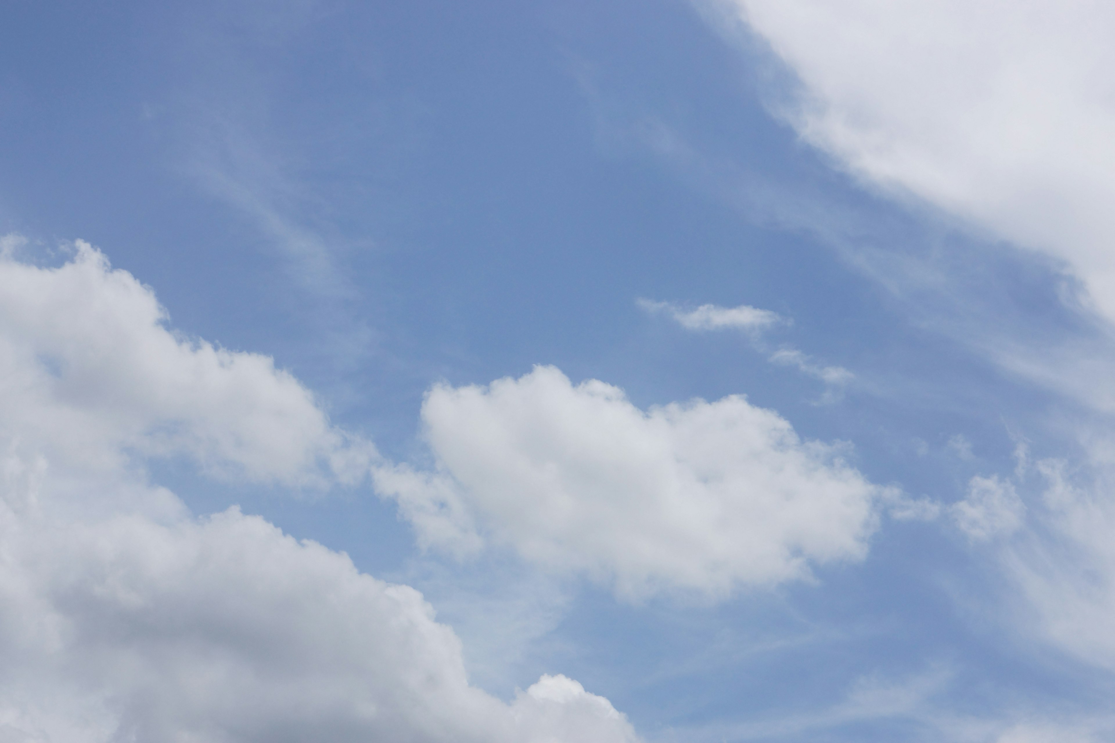 Cielo azul con nubes blancas