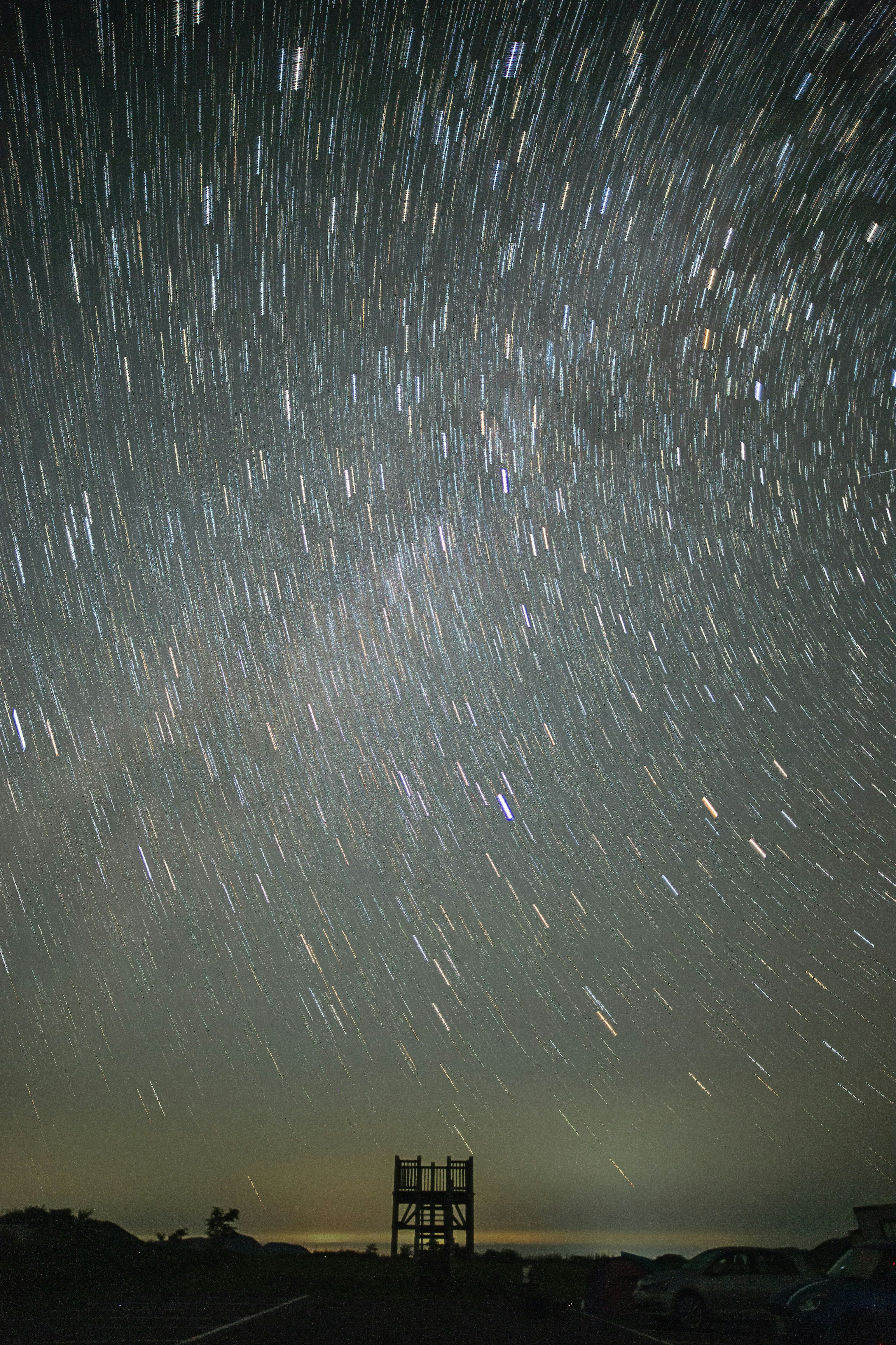 Sternspuren sichtbar in einem Nachthimmel mit einer silhouettierten Struktur