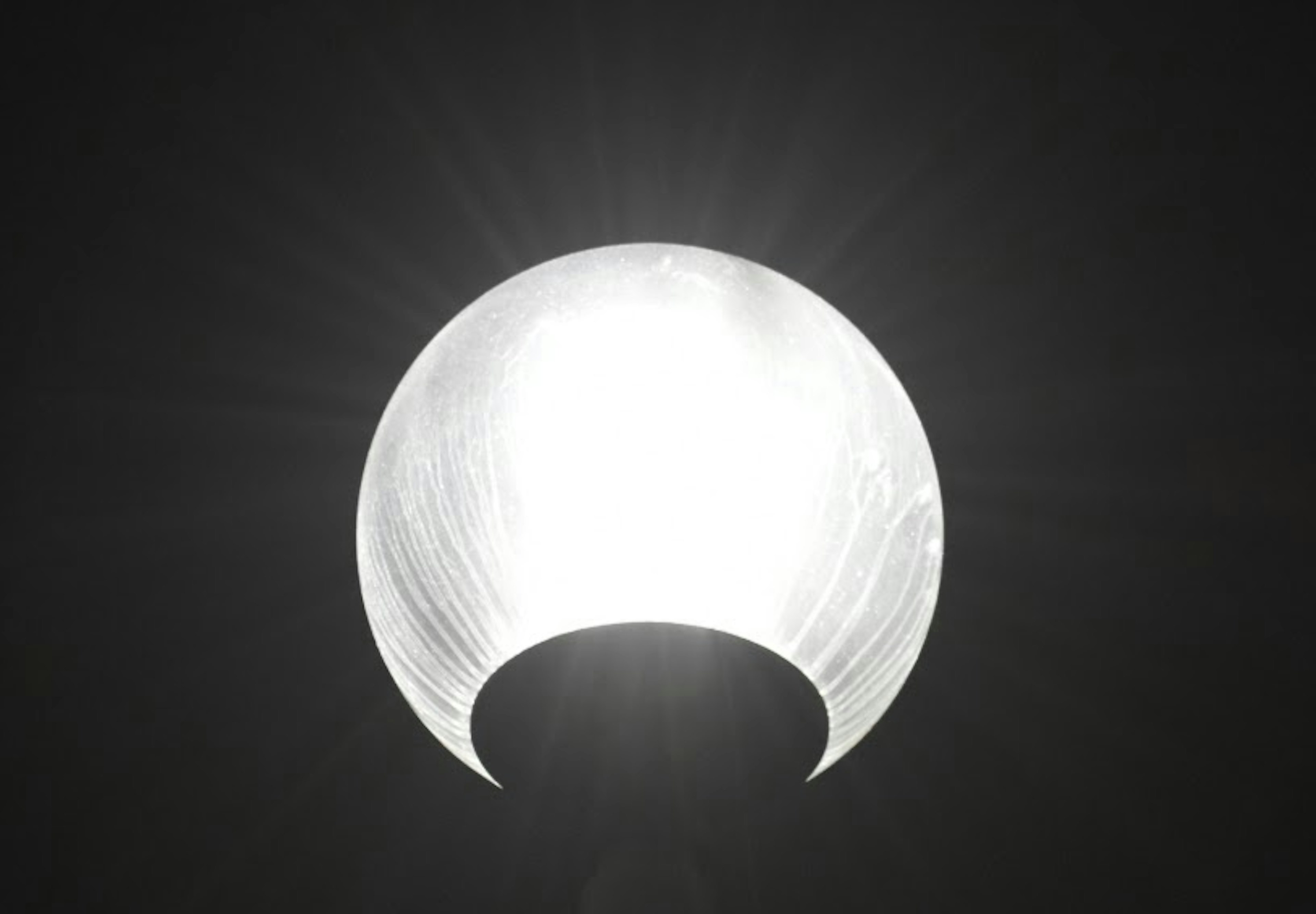 Image d'un lampadaire émettant une lumière vive de son sommet