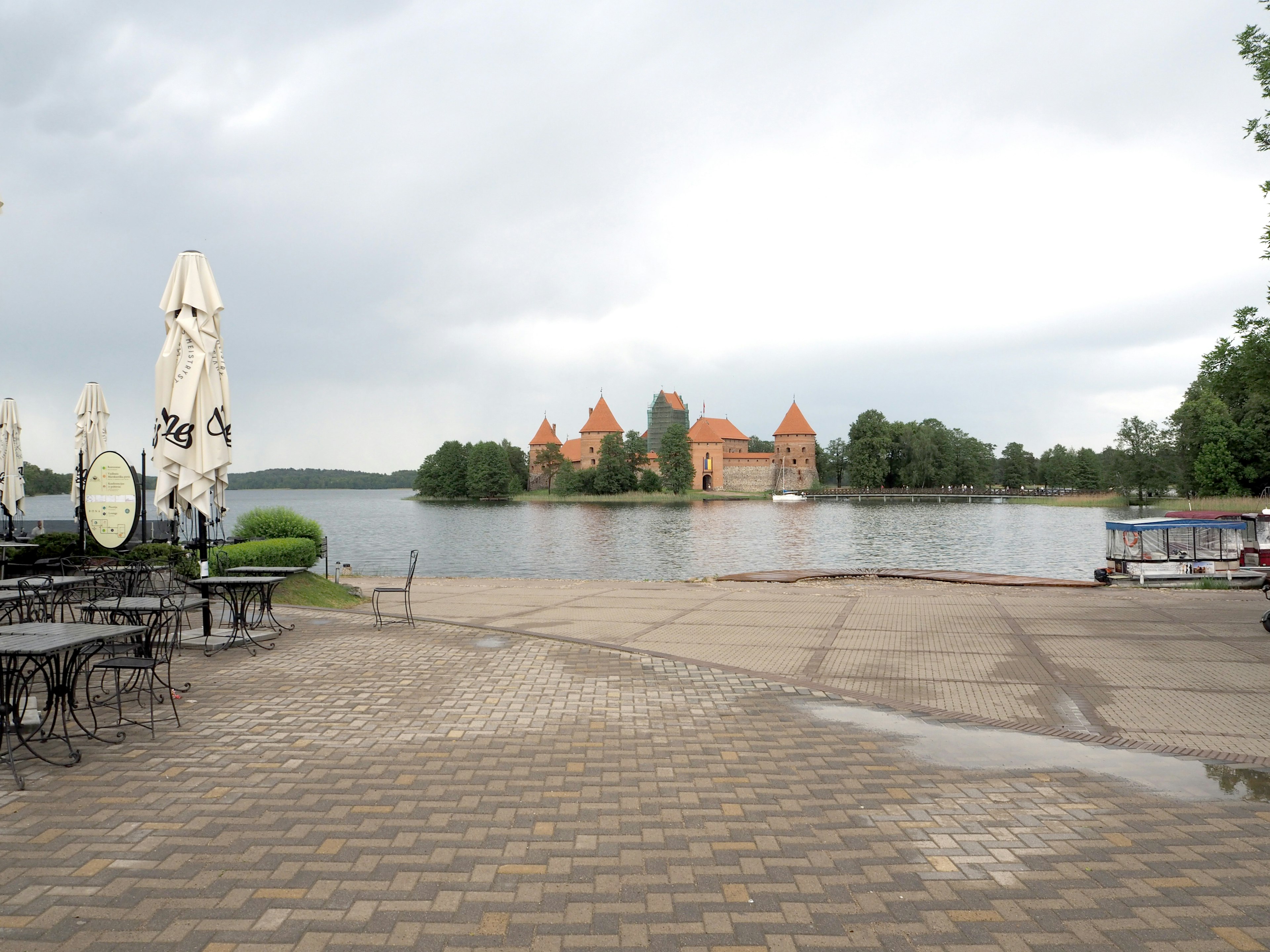 Kastil Trakai di tepi danau dengan tempat duduk luar