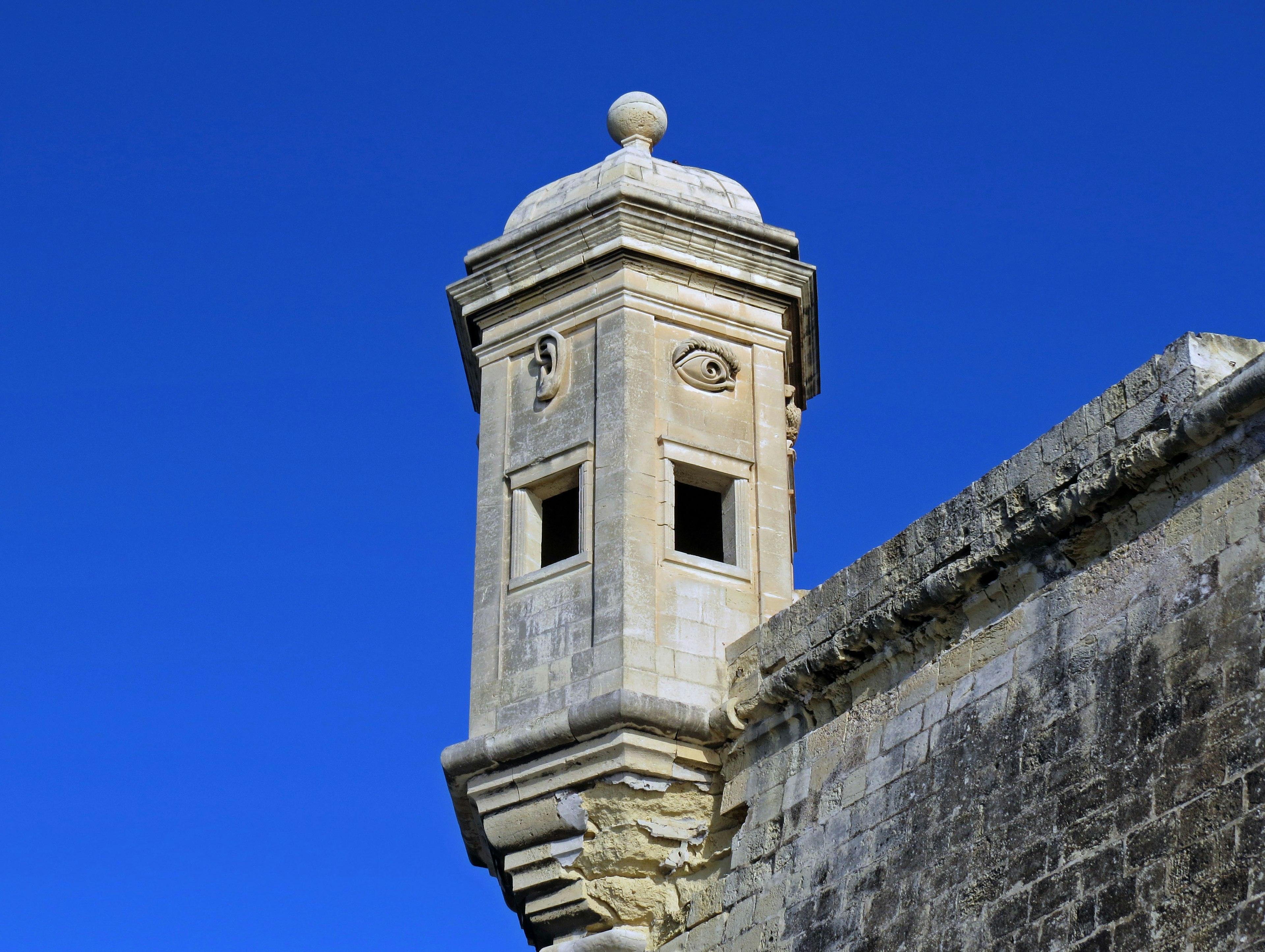 Vista dettagliata di una torre storica sotto un cielo blu