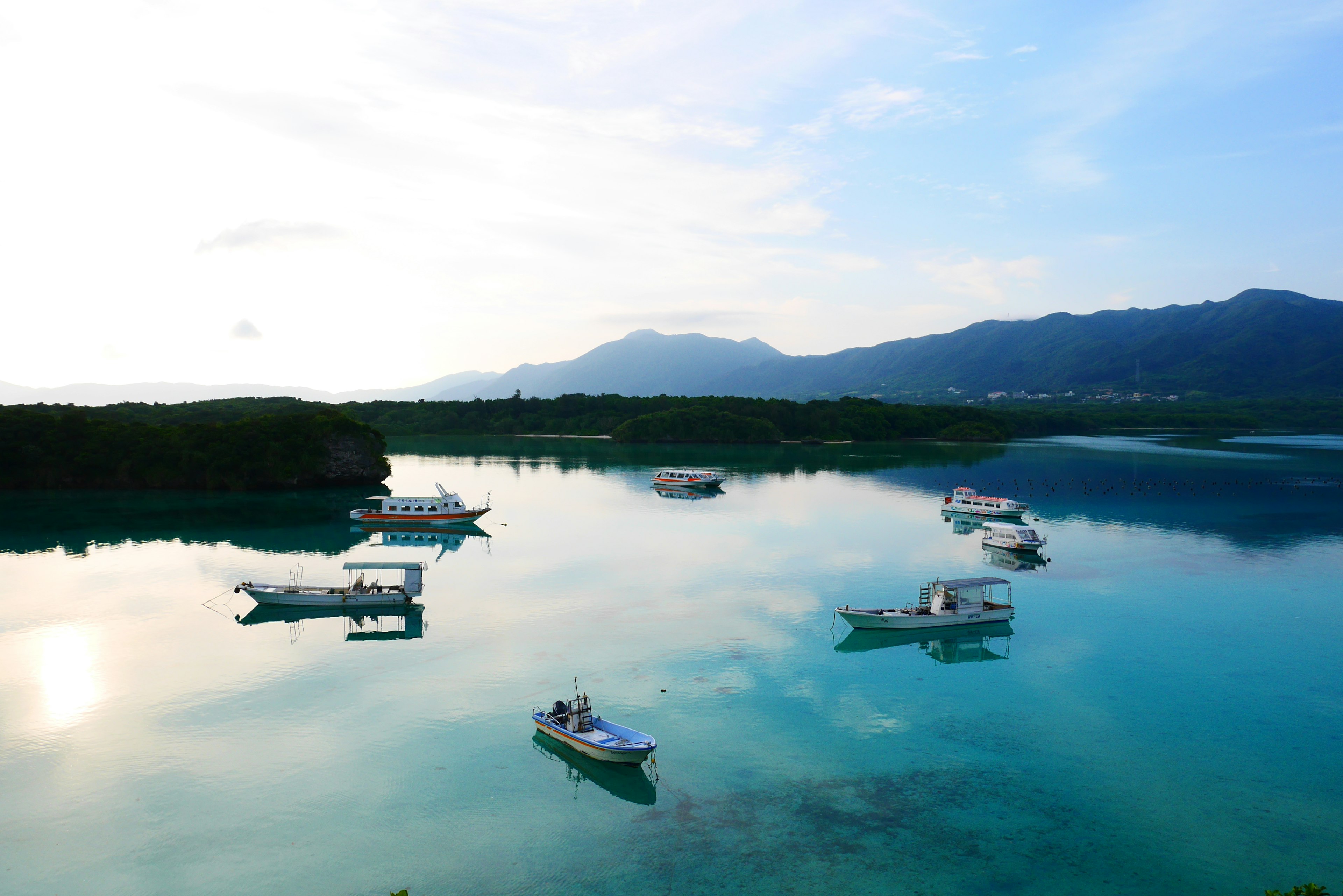 Paisaje marino sereno con botes flotando en aguas tranquilas