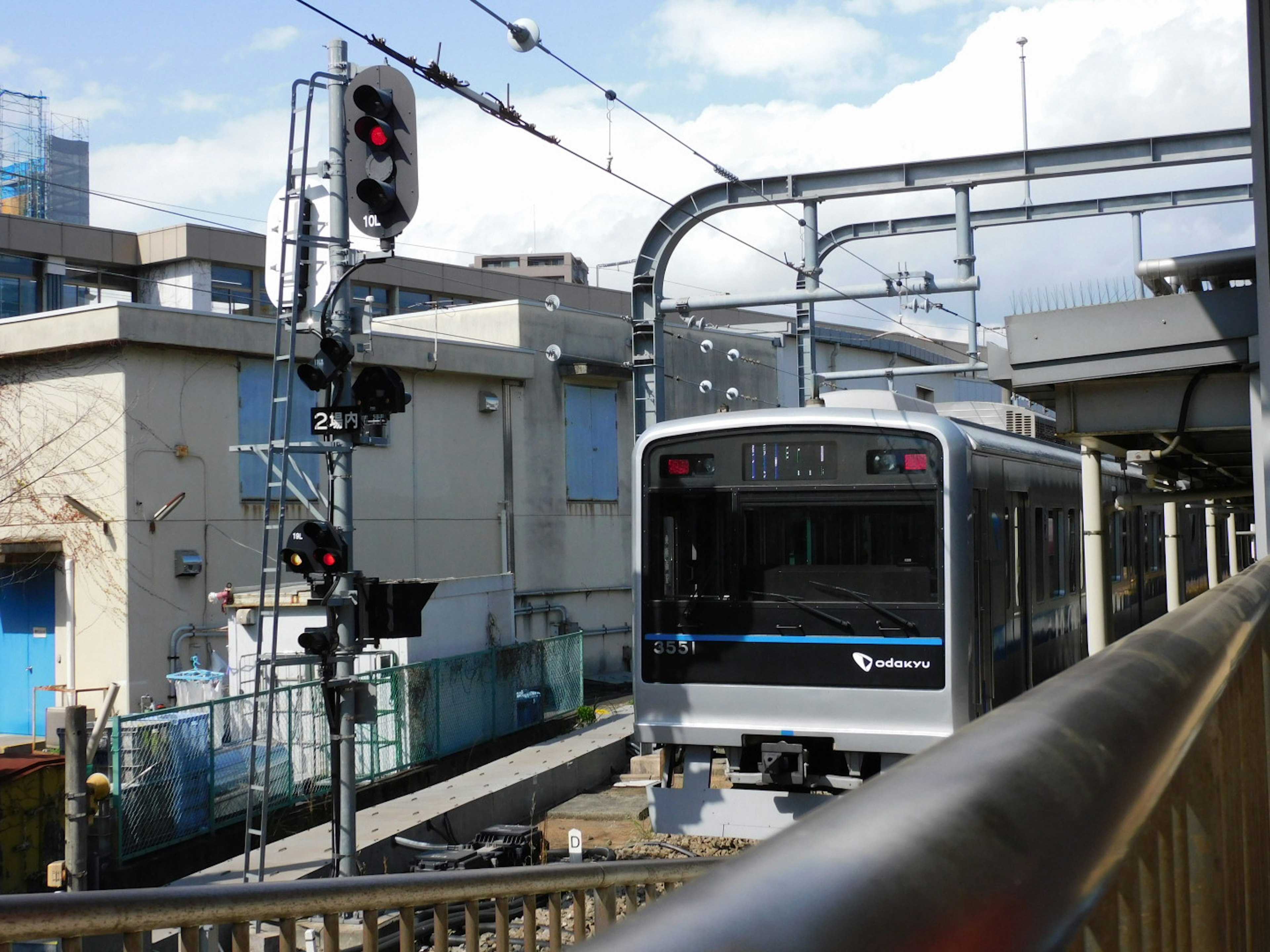 黒い電車が信号機の近くで停車している風景