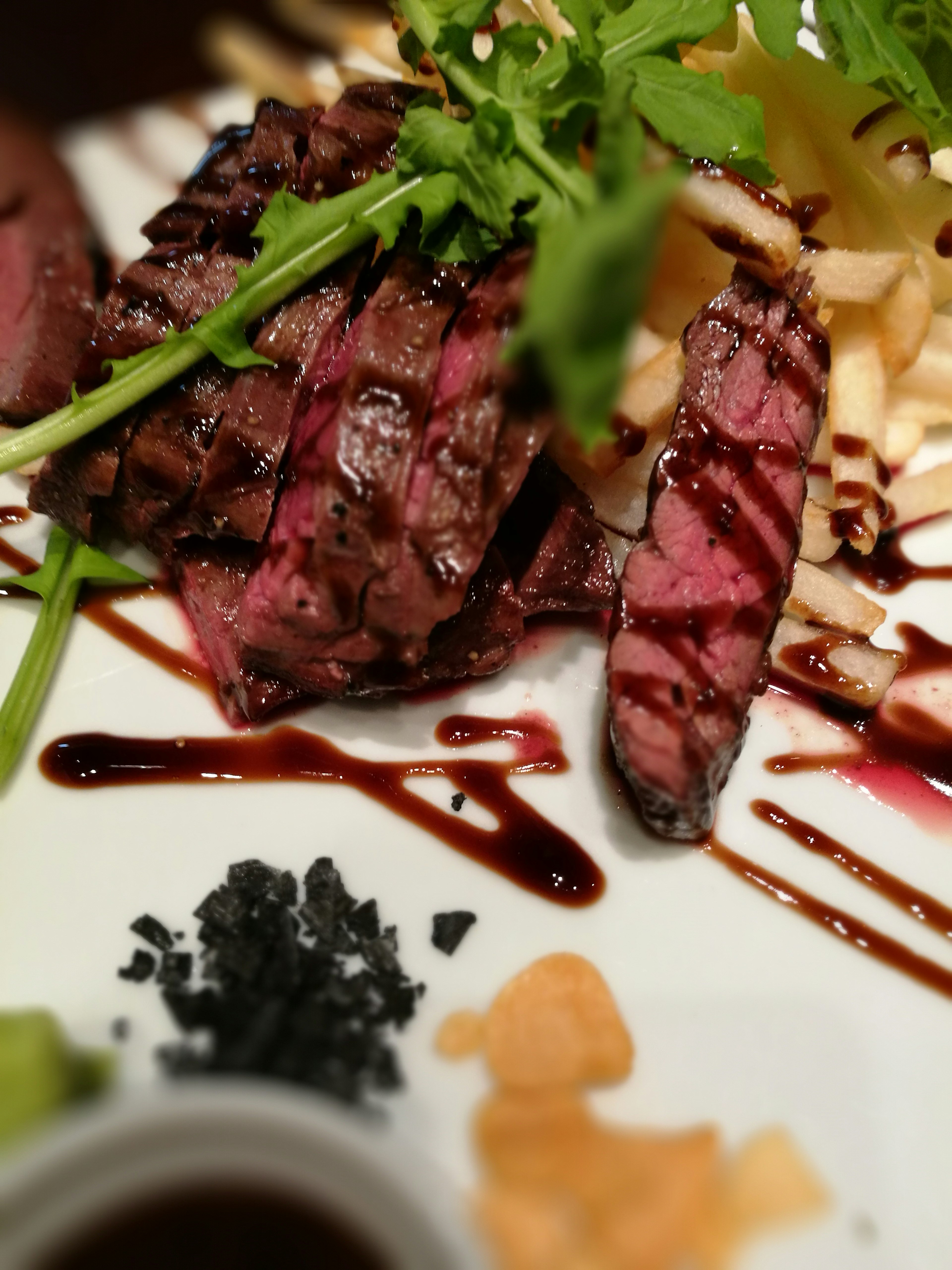 Tranches de viande grillée garnies d'herbes vertes et de sauces