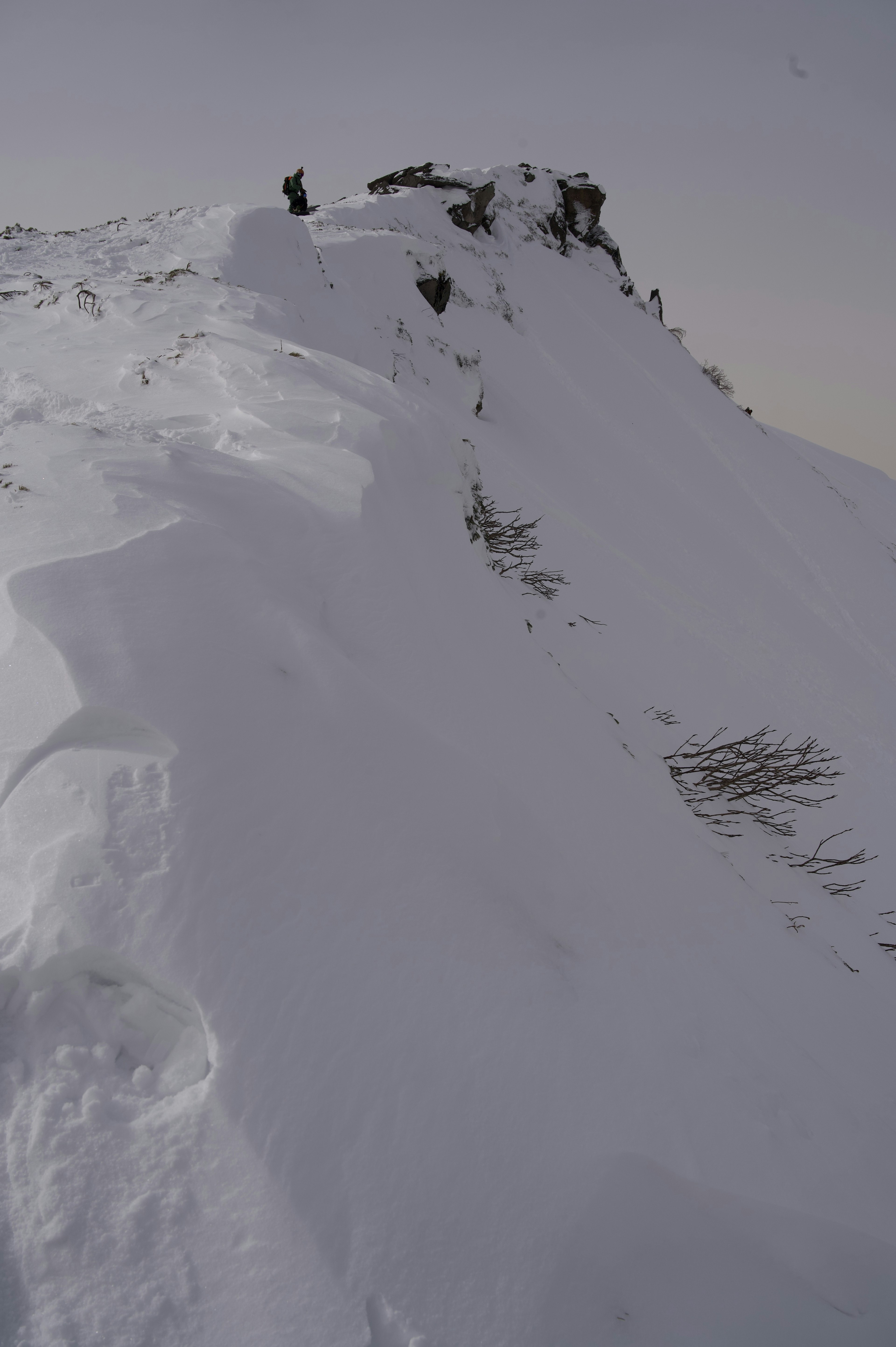 Cima de montaña cubierta de nieve con una pendiente suave