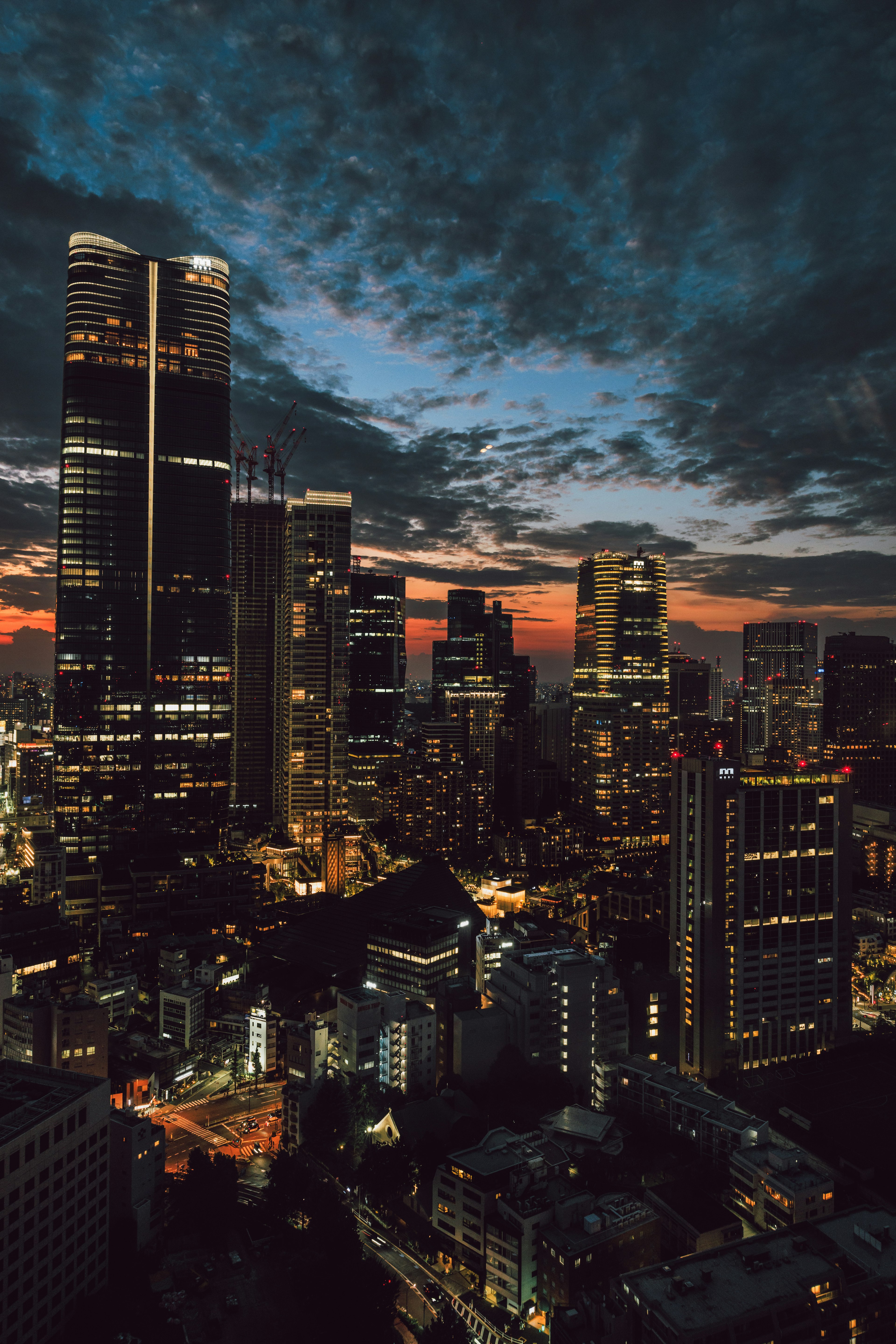 夜景城市風光 高樓大廈與夕陽天空