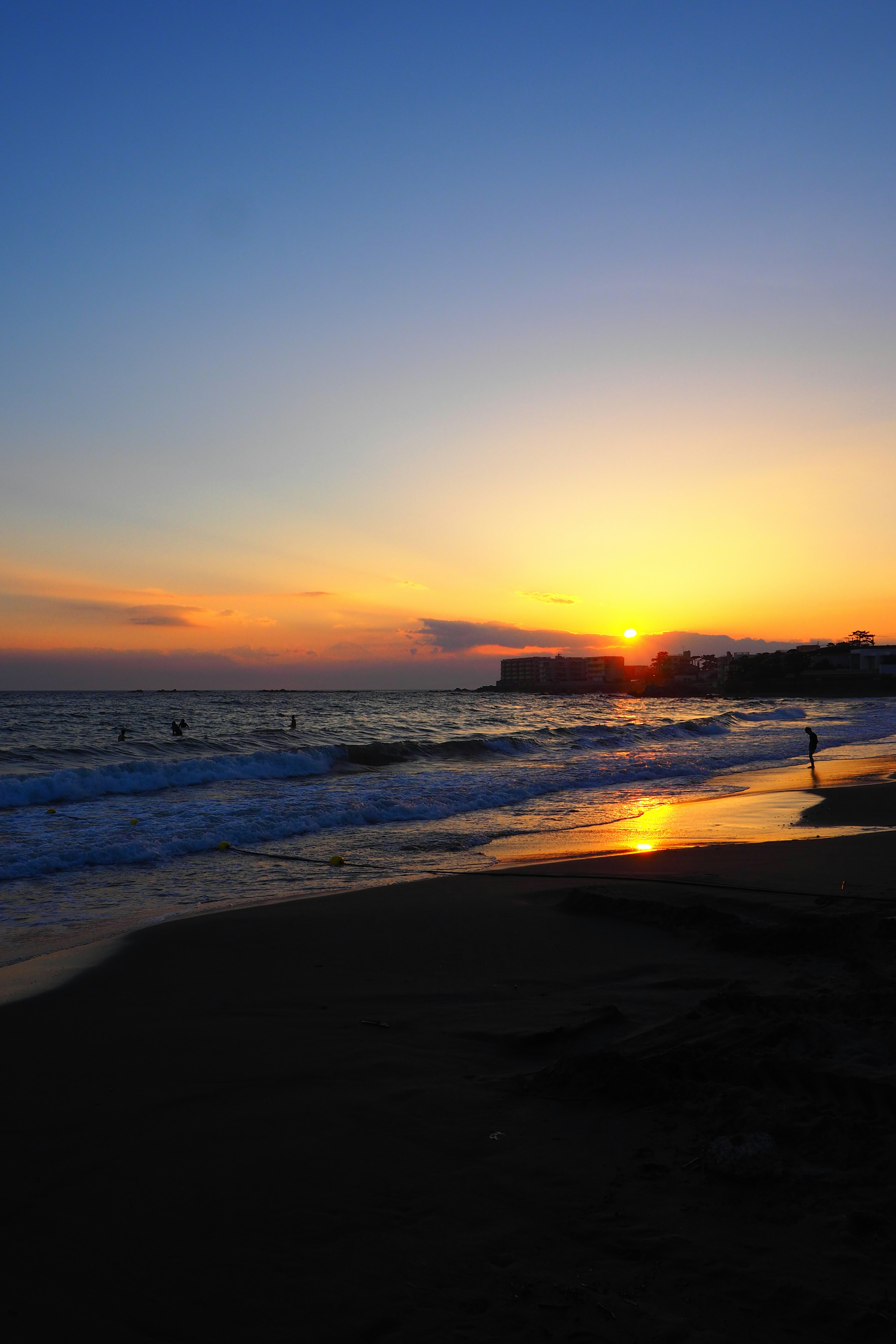 พระอาทิตย์ตกที่สวยงามเหนือชายหาด