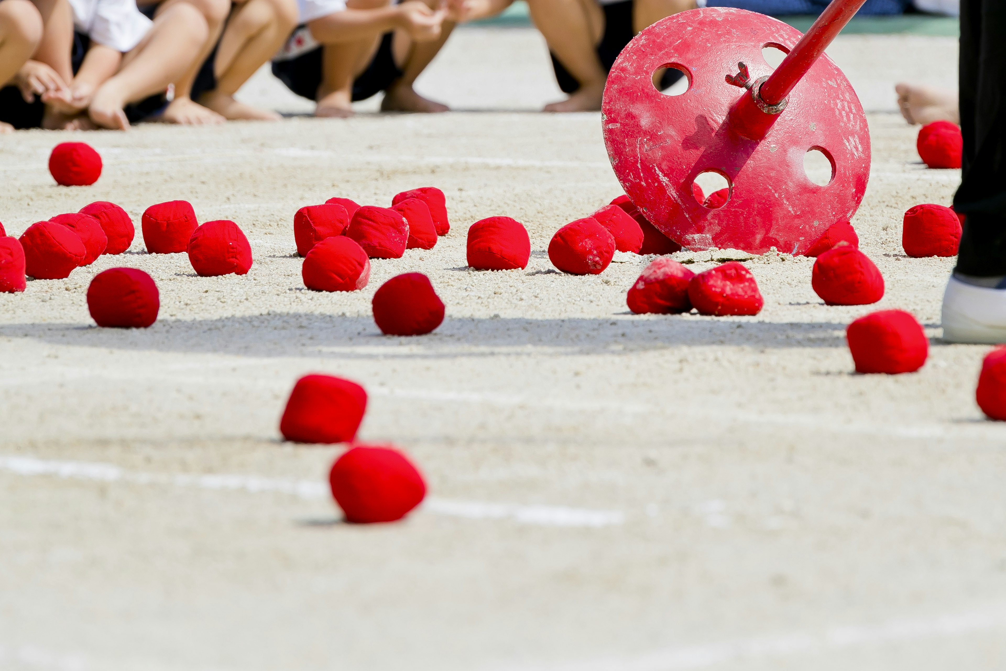 Scena di un evento sportivo con palle rosse sparse a terra