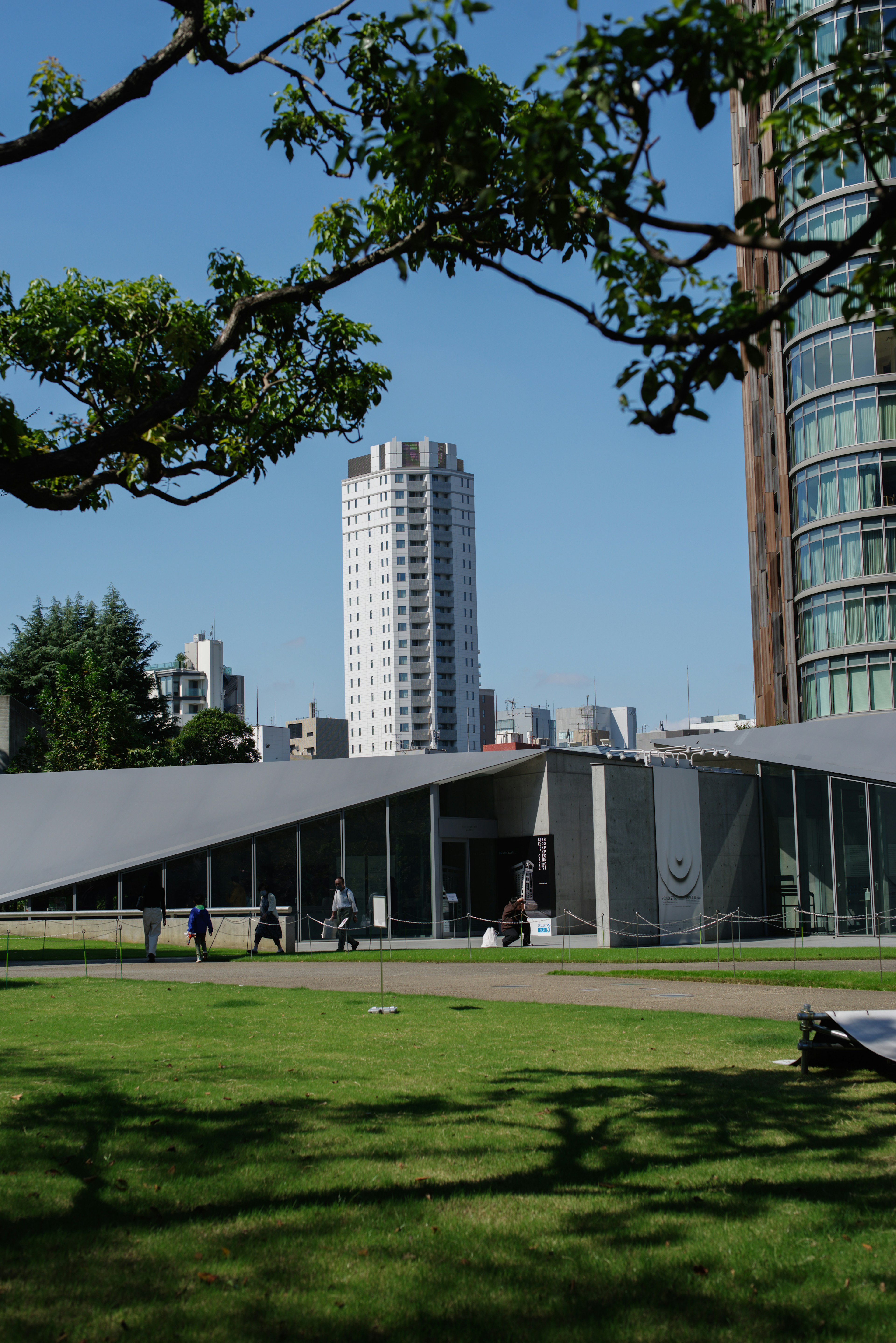 Paesaggio urbano con un edificio moderno e un grattacielo