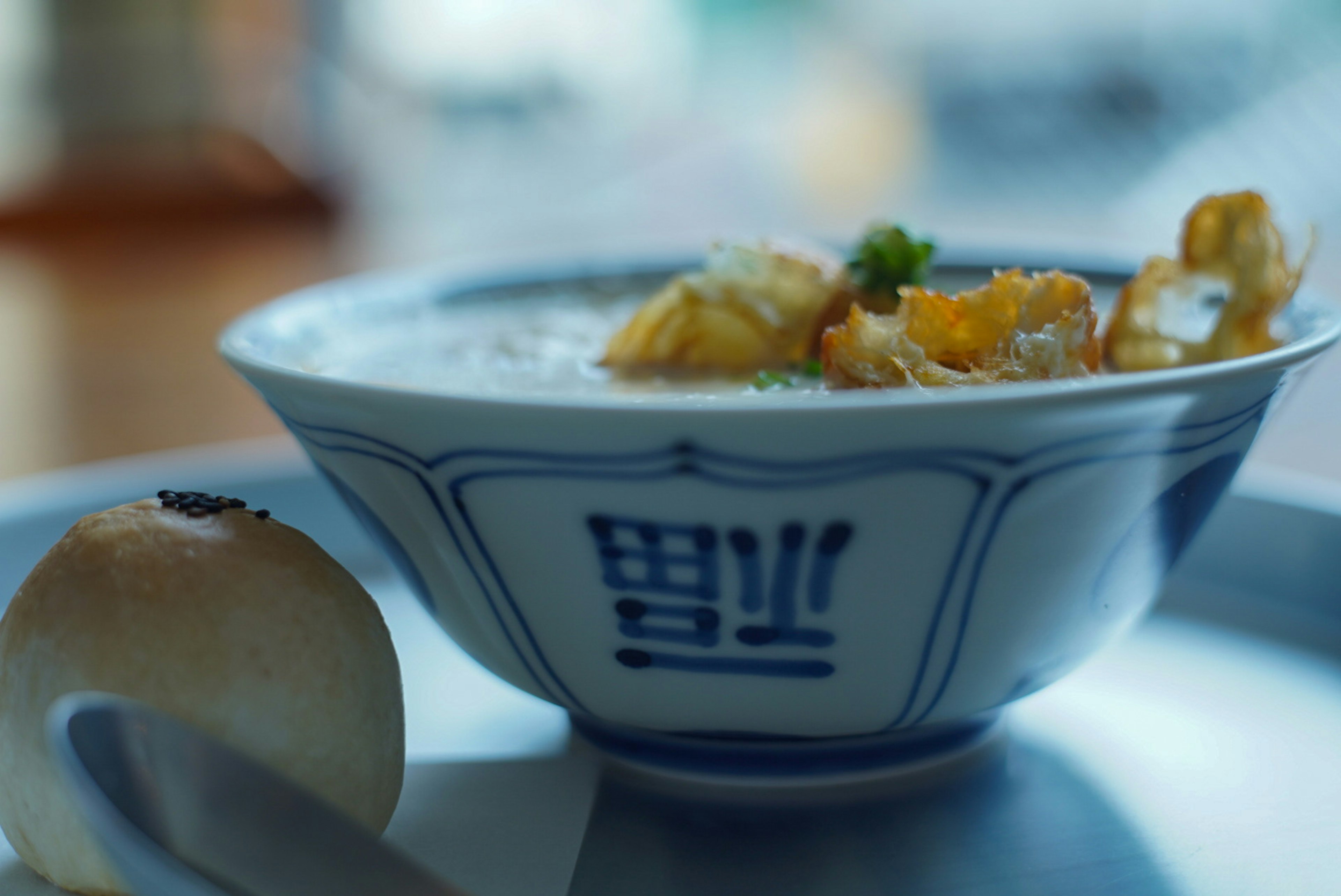 Un hermoso tazón azul lleno de sopa y decorado con elementos fritos