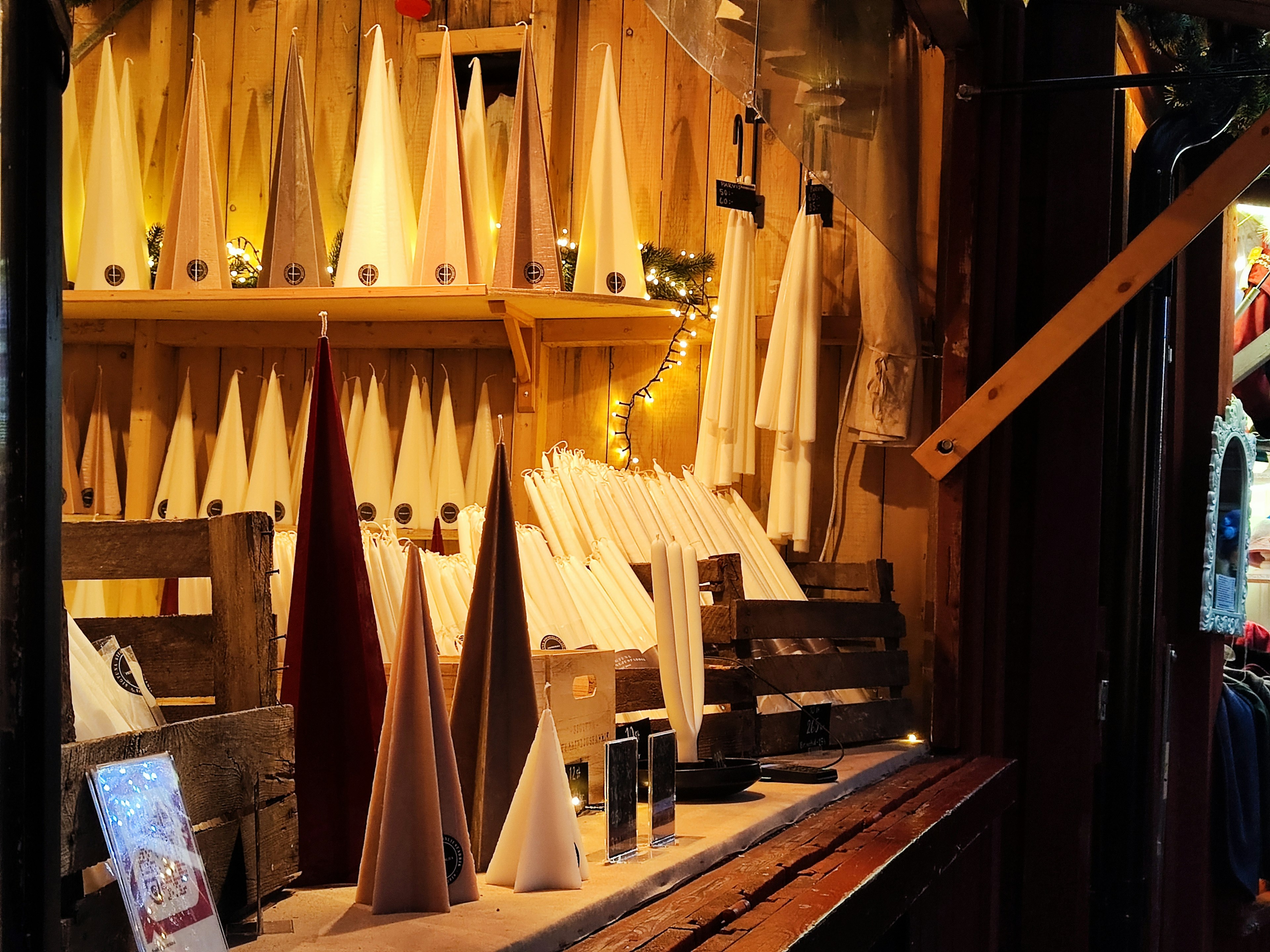 Interior de una tienda que exhibe objetos de madera en forma de cono