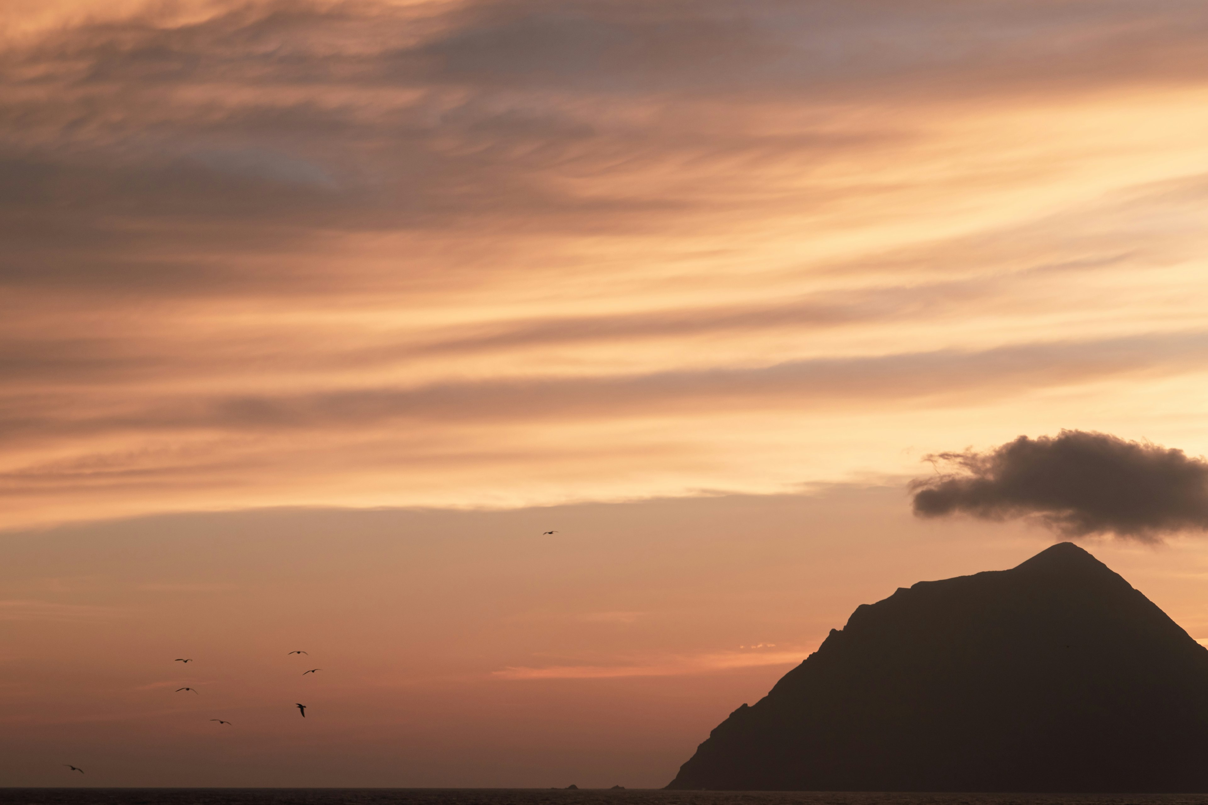 Hermoso paisaje de una montaña y un cielo al atardecer