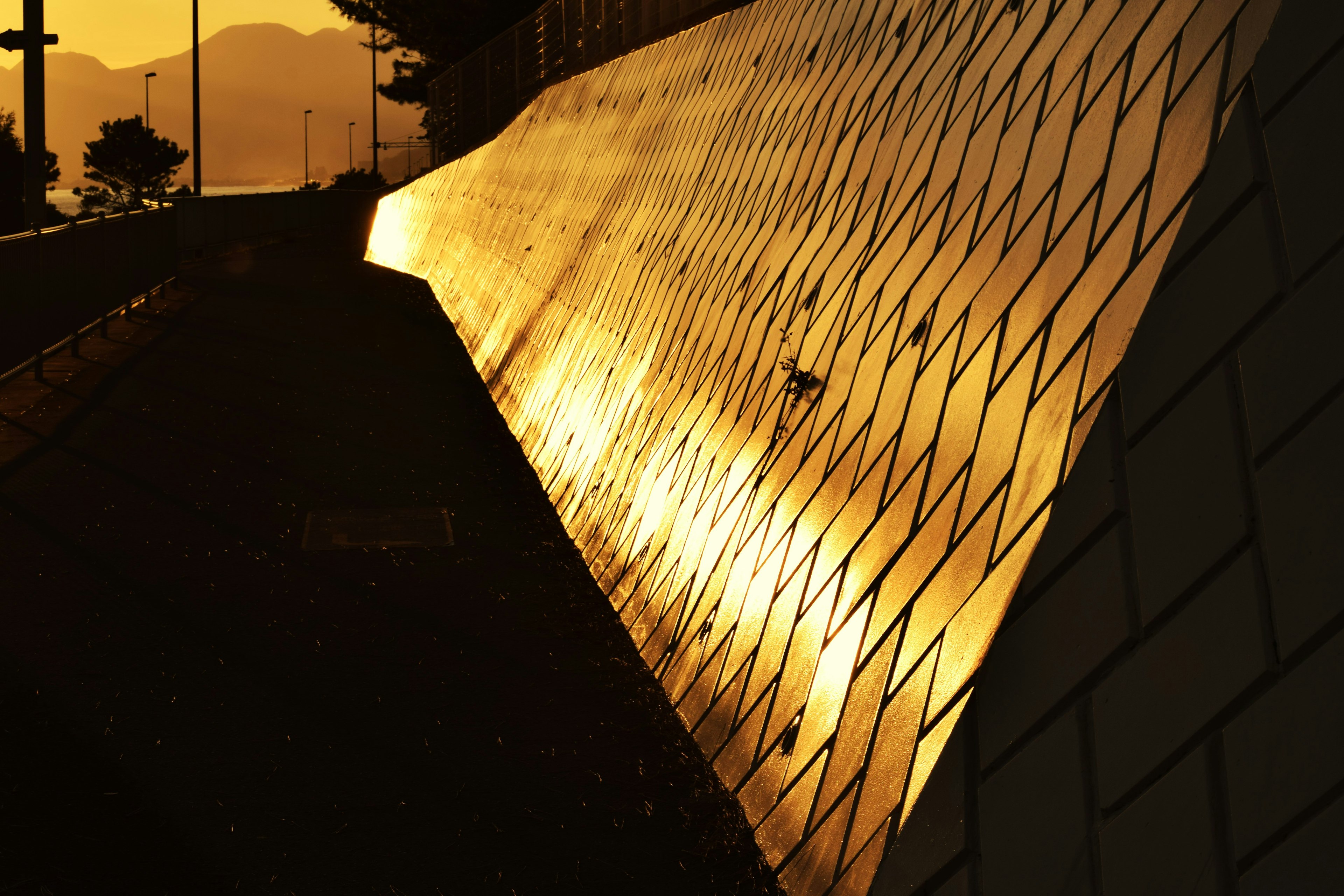 Mur doré reflétant la lumière du soleil couchant