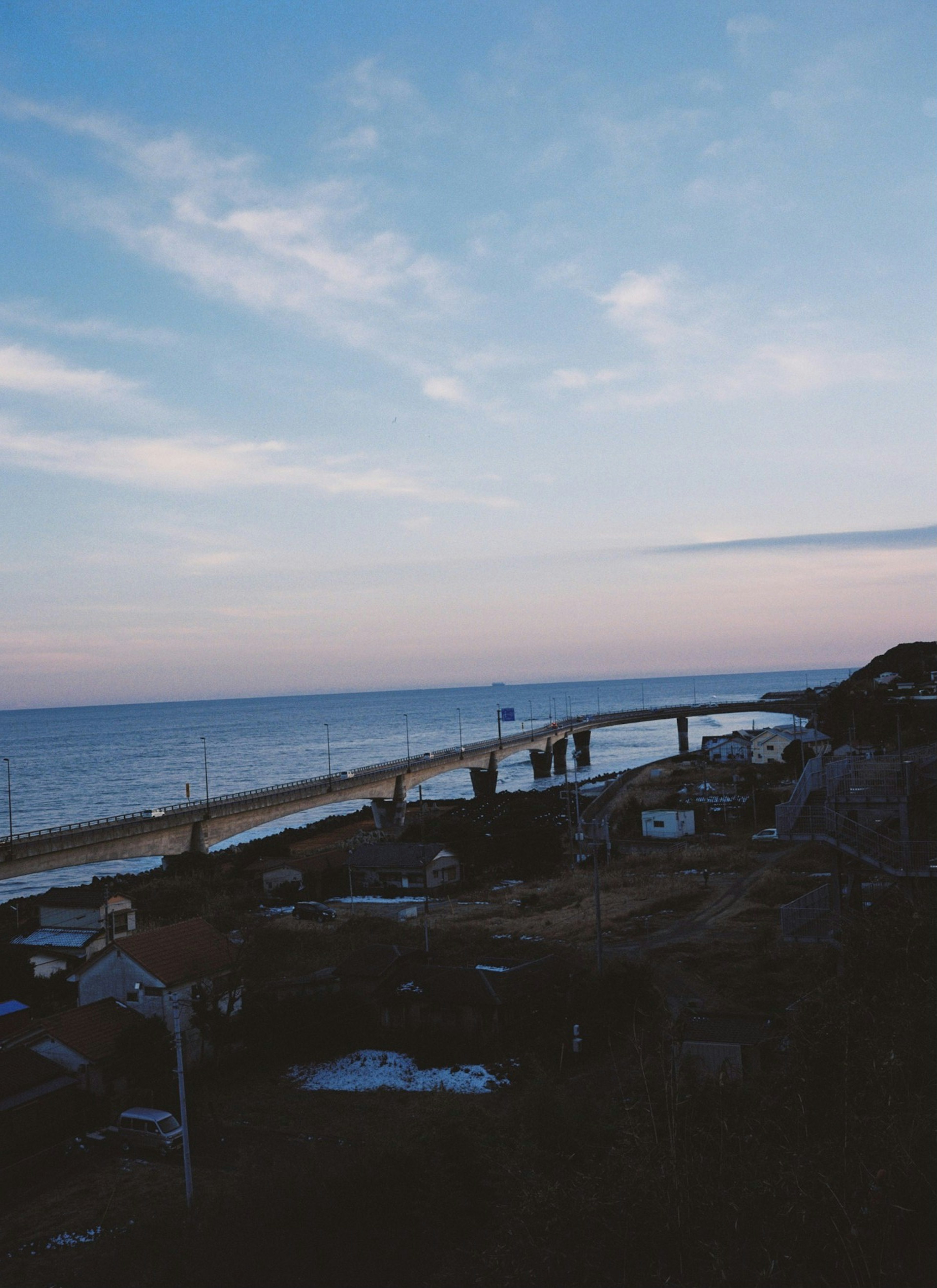 海と橋が見える夕暮れの風景