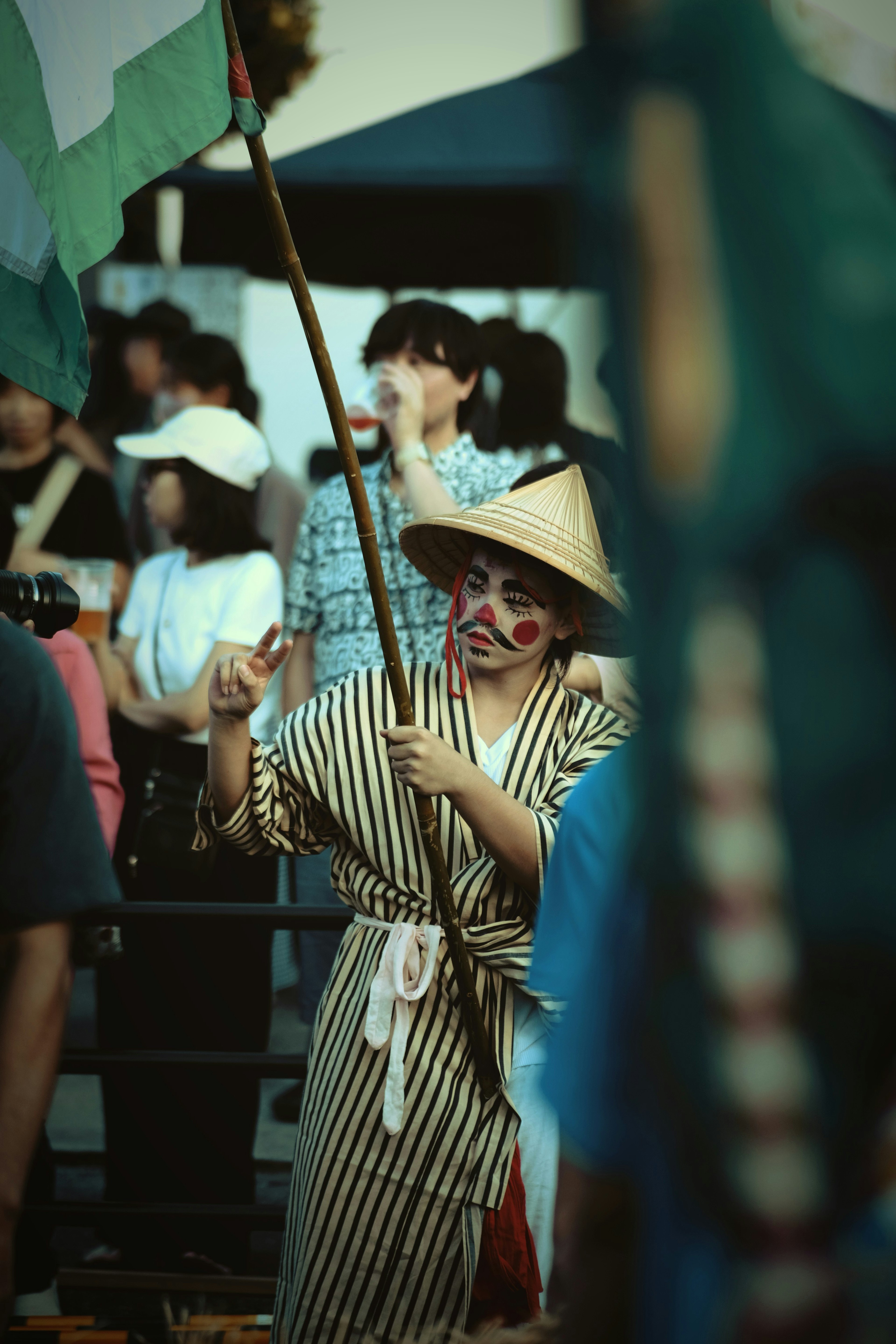 줄무늬 의상을 입은 사람이 깃발을 들고 축제 분위기를 즐기는 장면