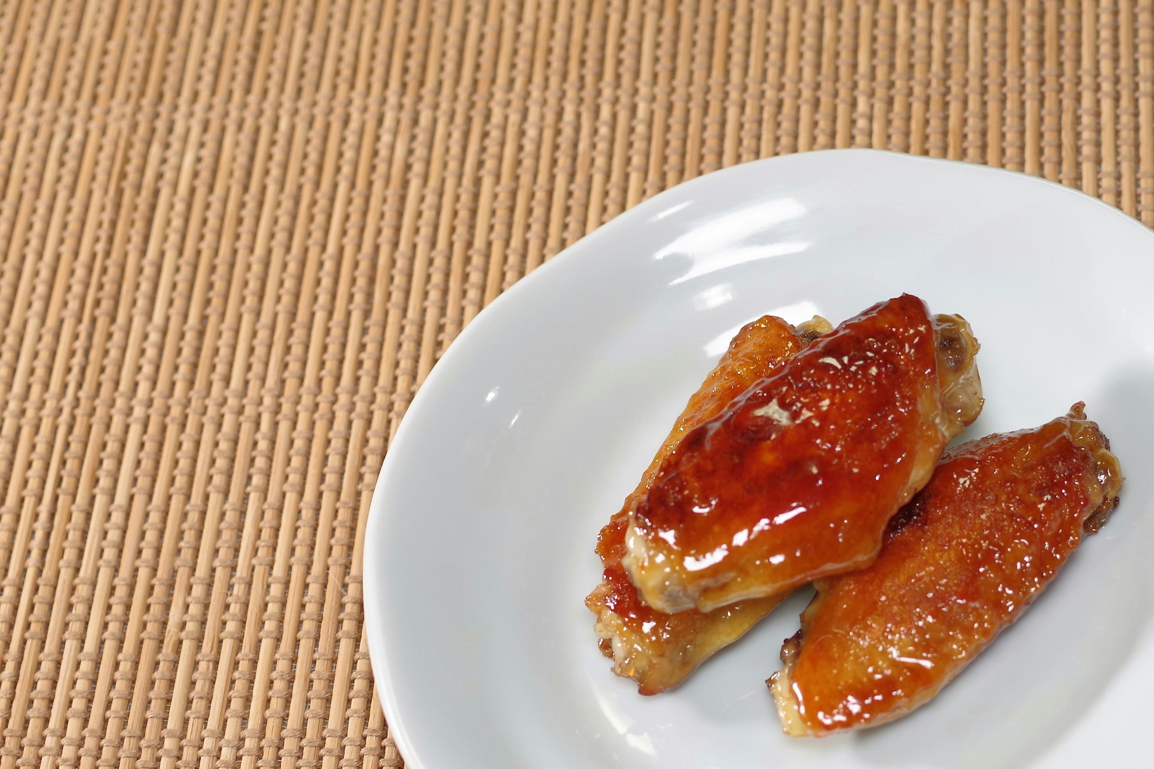 Sayap ayam teriyaki di atas piring