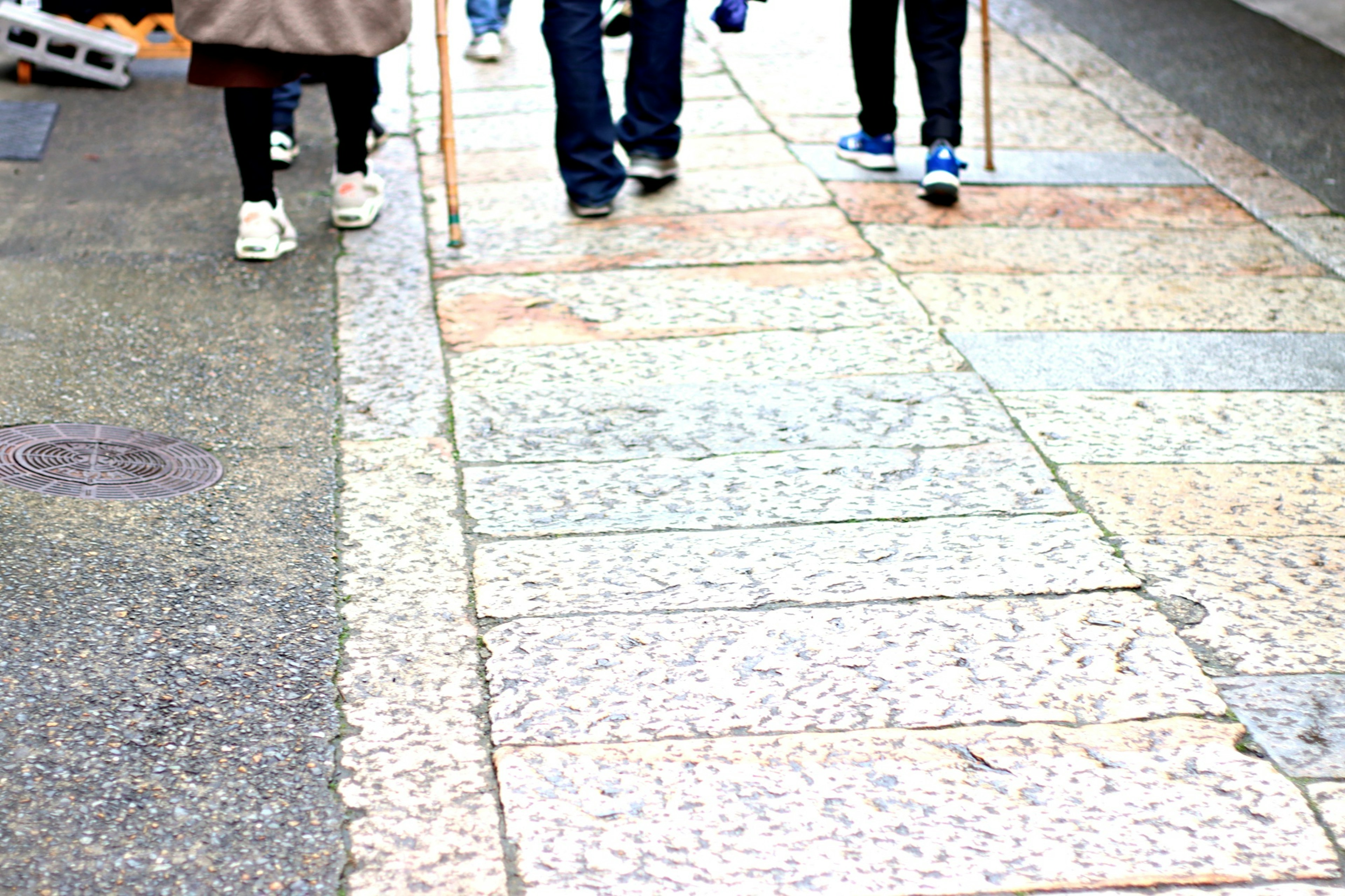 Peatones caminando sobre un camino de piedra