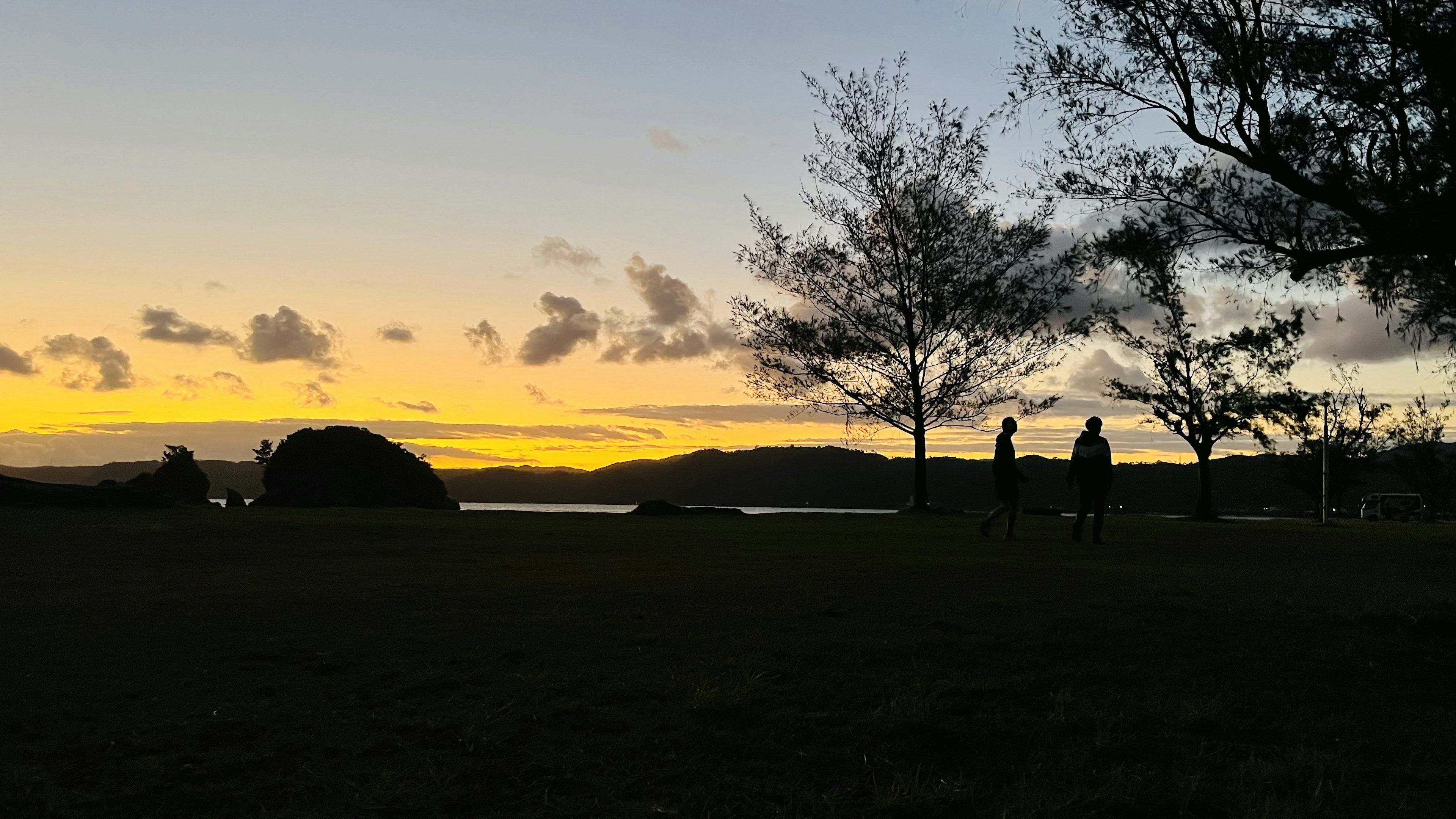 Bellissimo paesaggio al tramonto con silhouette di persone