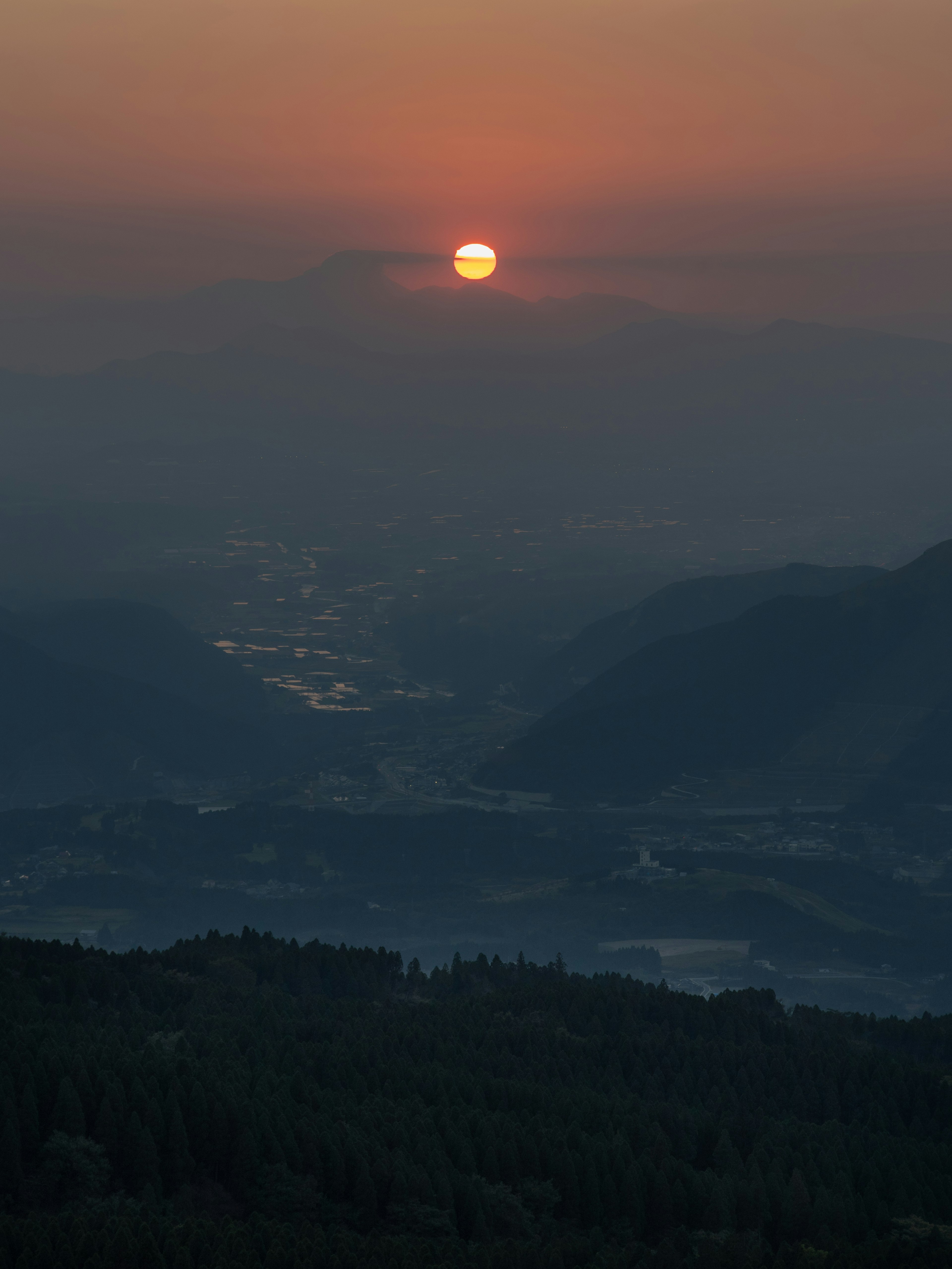 Wunderschöne Berglandschaft mit Sonnenuntergang und Talblick