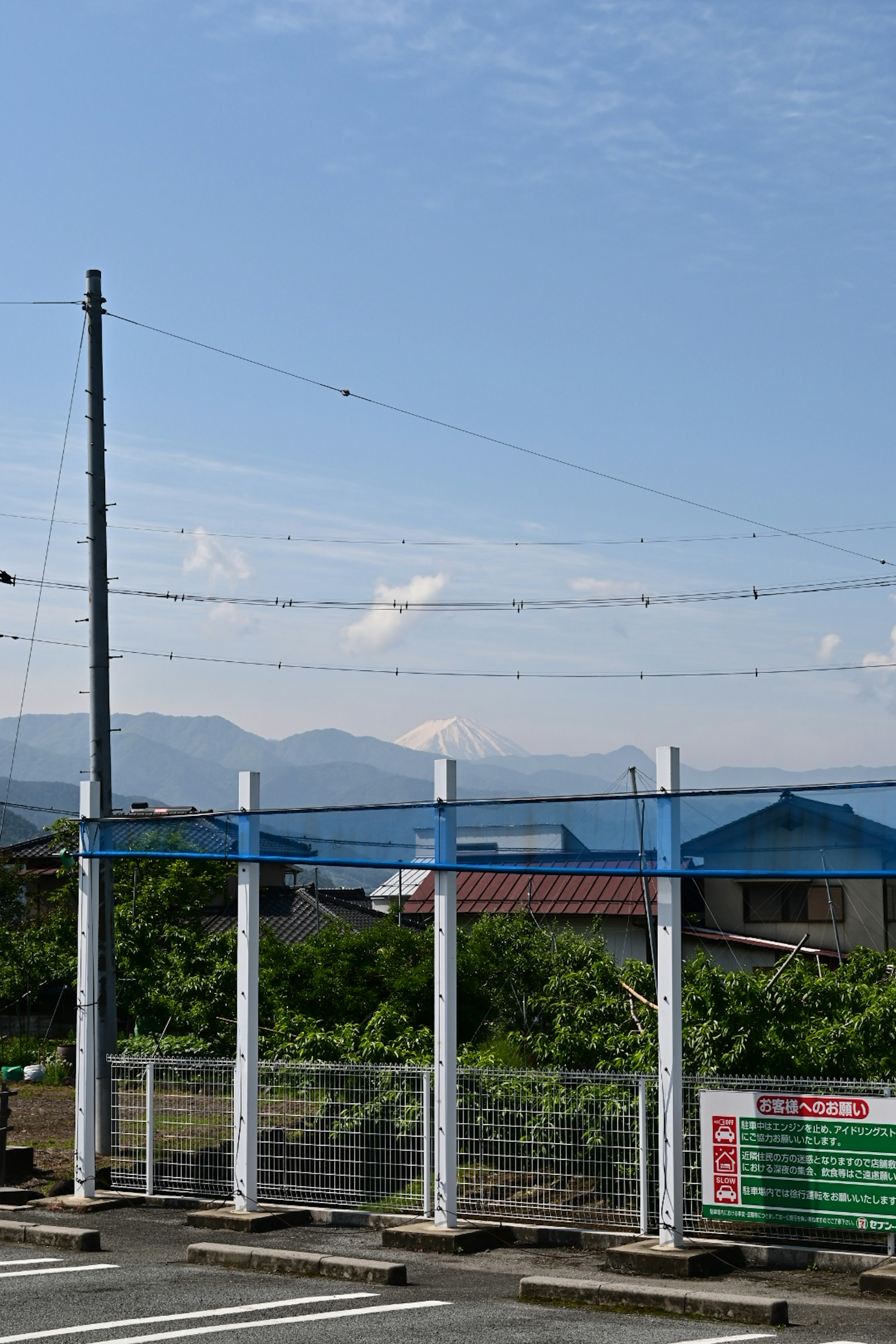 Pemandangan halte bus dengan langit biru dan gunung di latar belakang