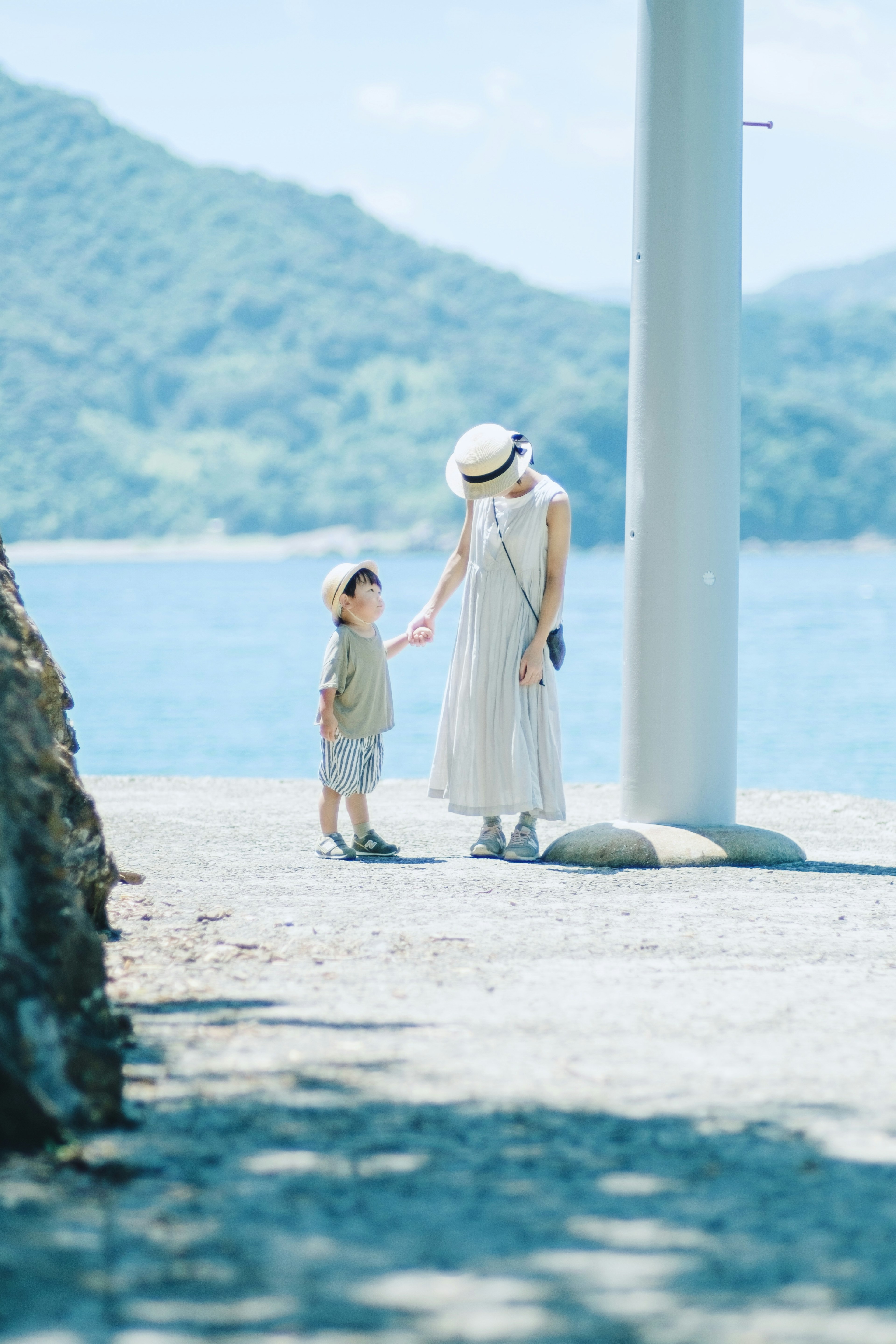 海辺で遊ぶ母親と子供のシーン