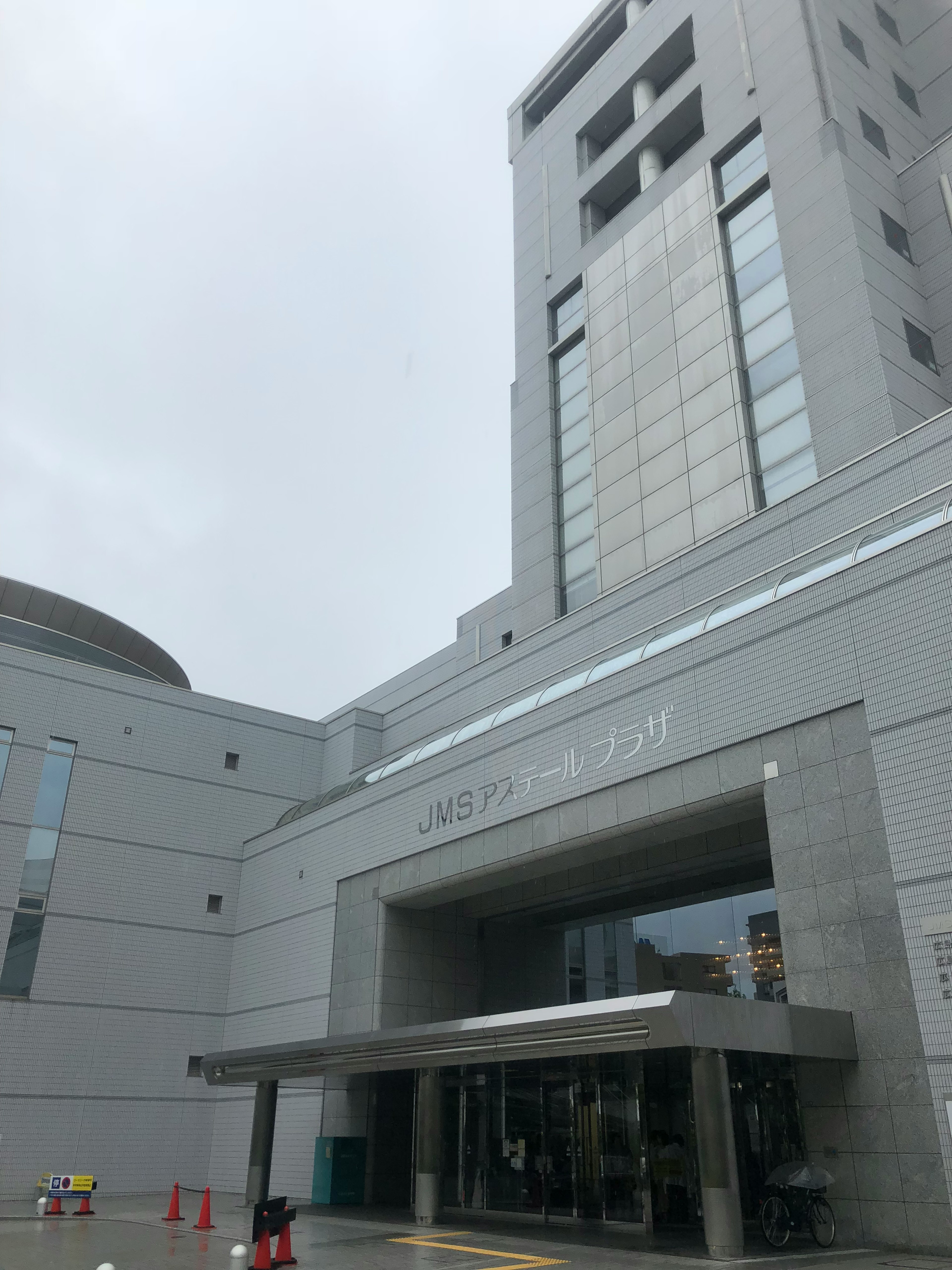 Edificio moderno grigio con un ingresso prominente