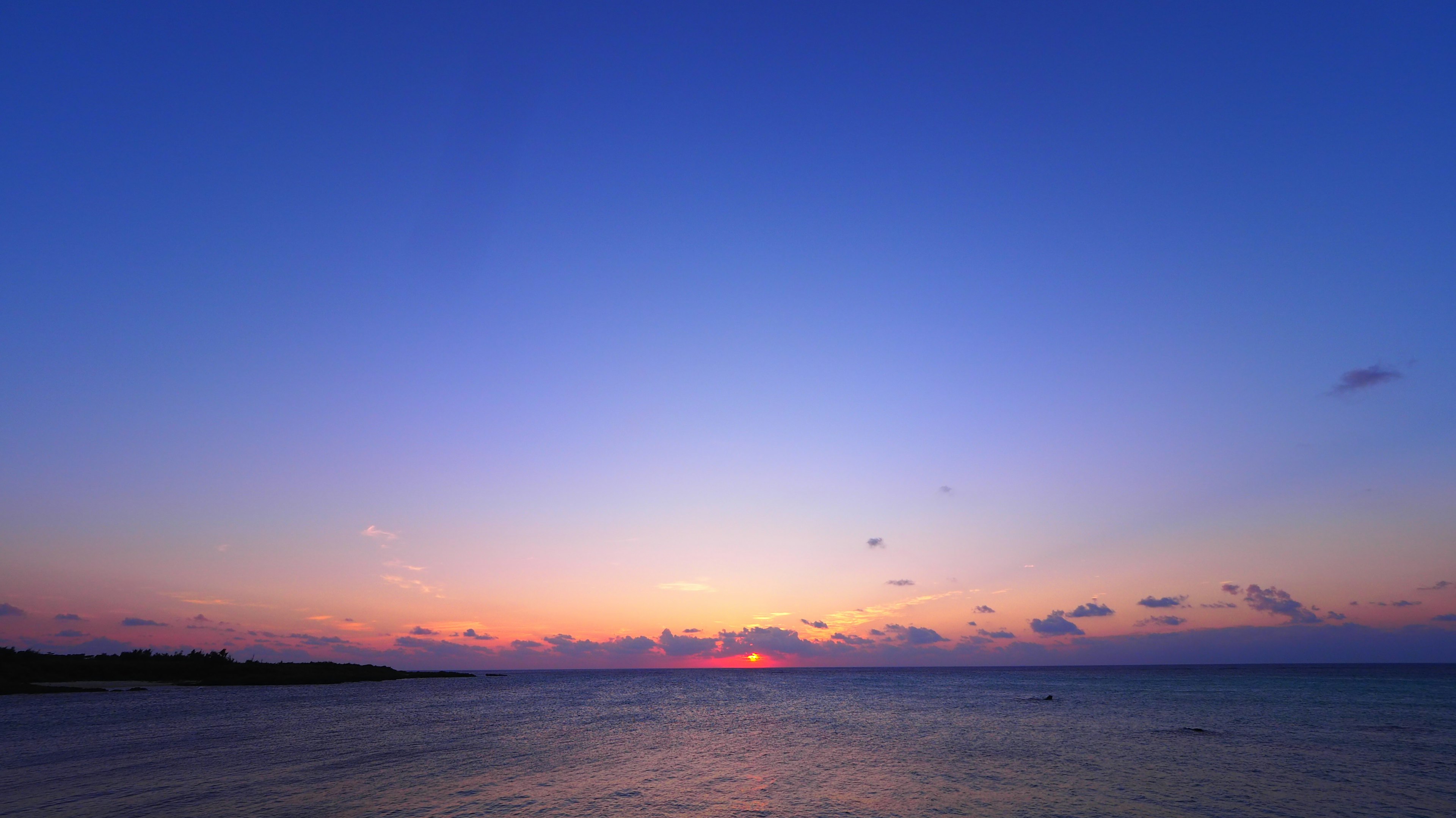 Hermoso atardecer reflejándose en el horizonte del océano