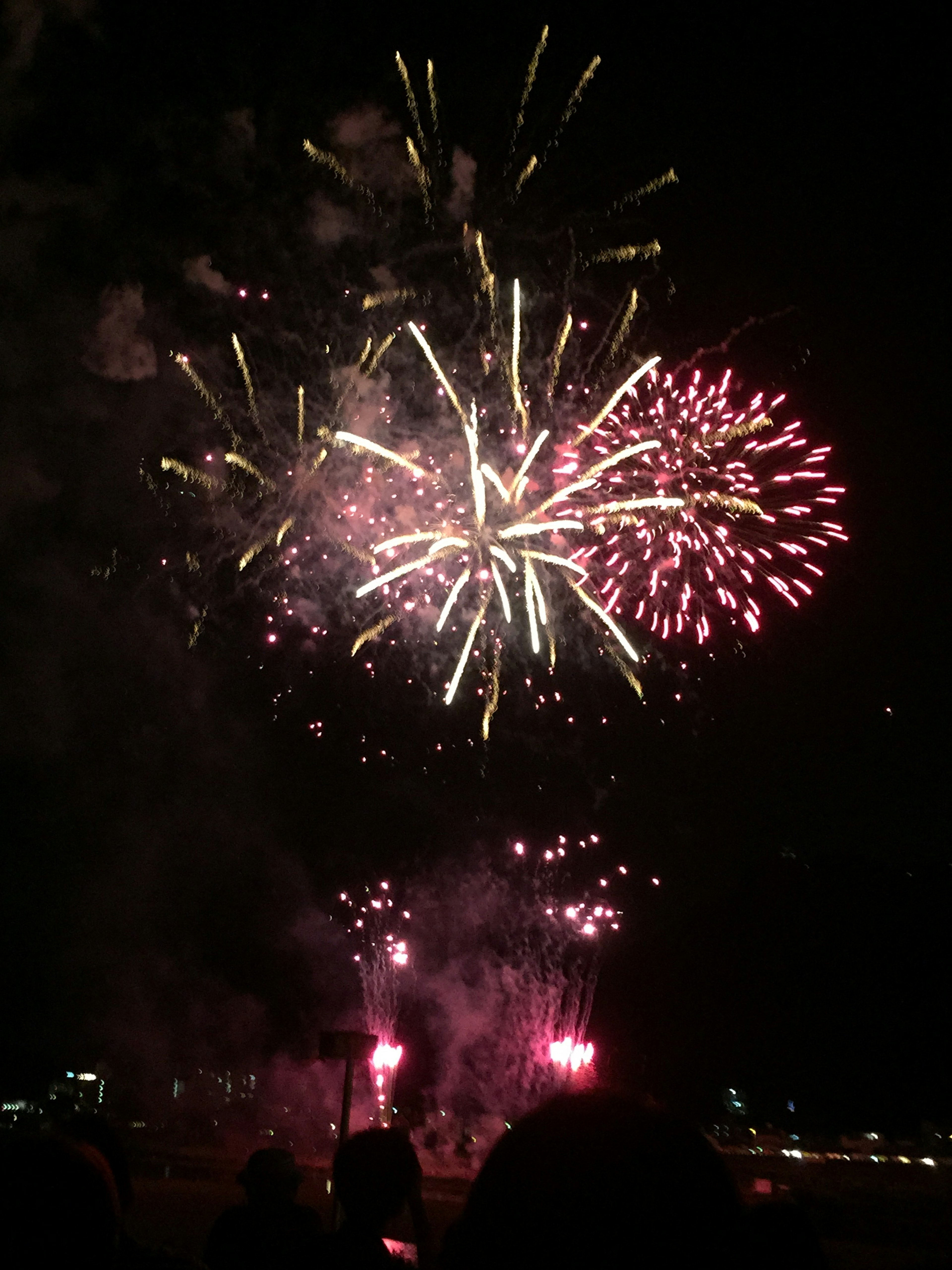 夜空に華やかな花火が打ち上げられているシーン