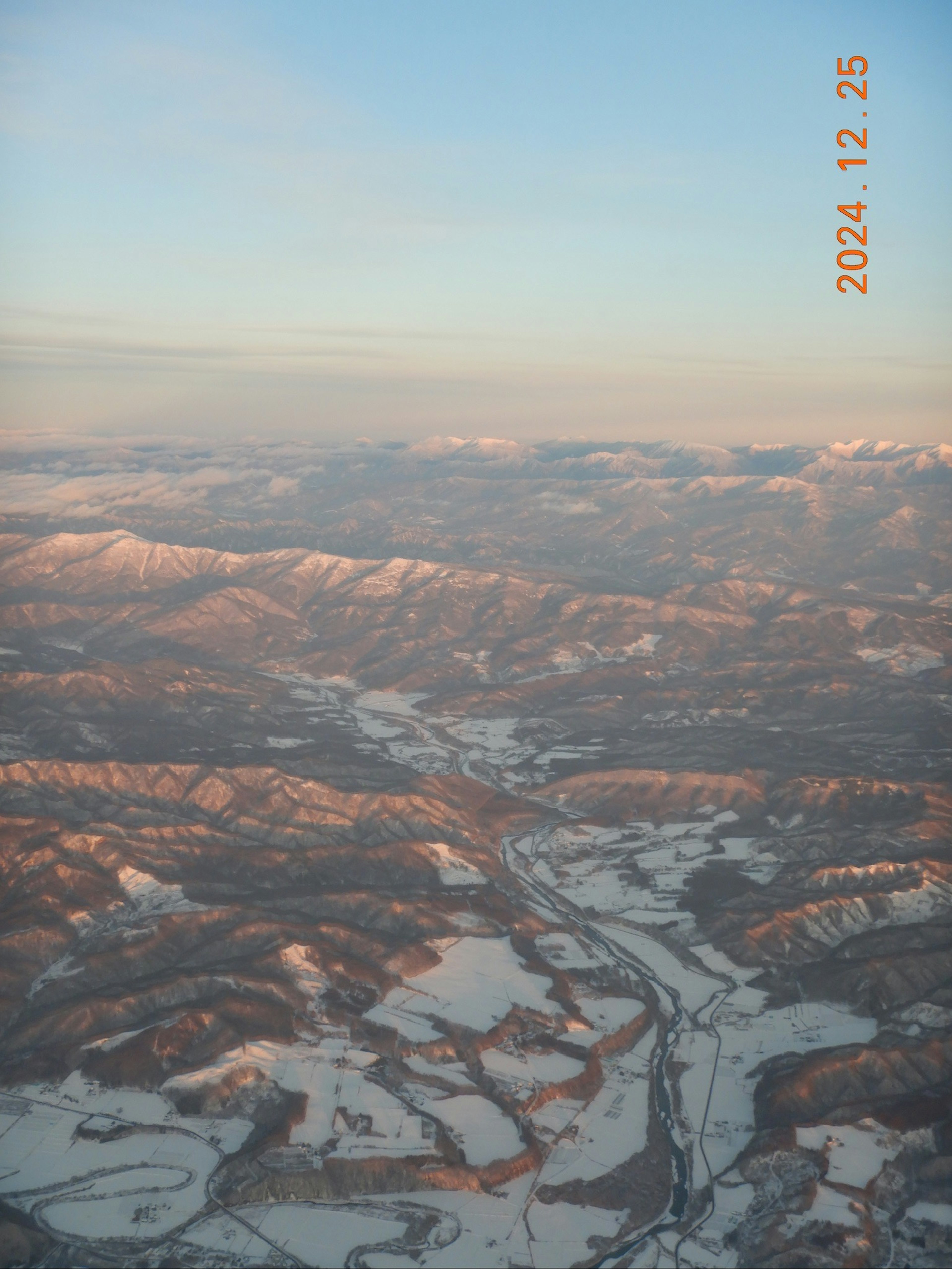 Vista aerea di montagne coperte di neve e fiumi tortuosi