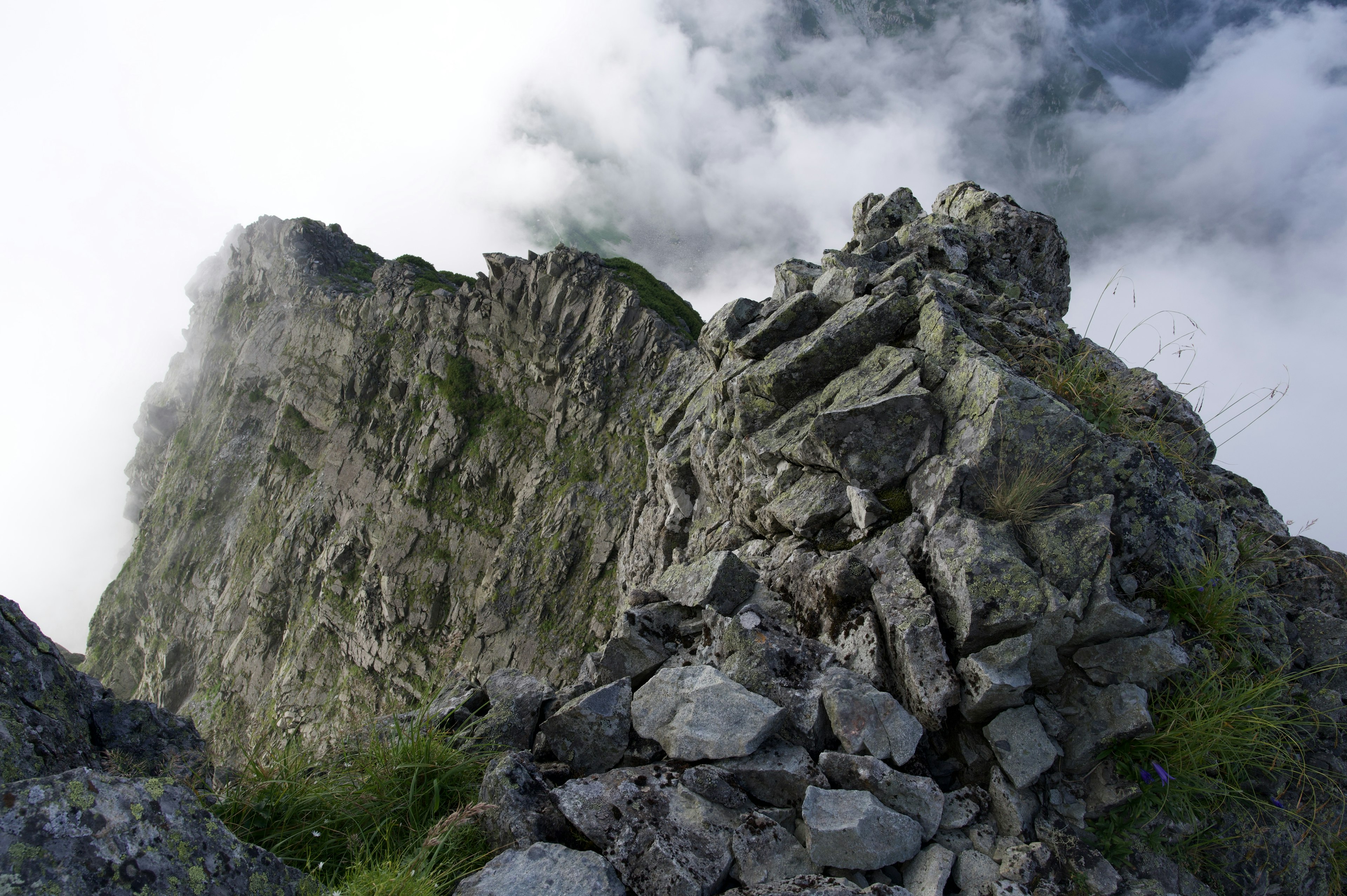 Immagine che cattura un picco montano con nuvole