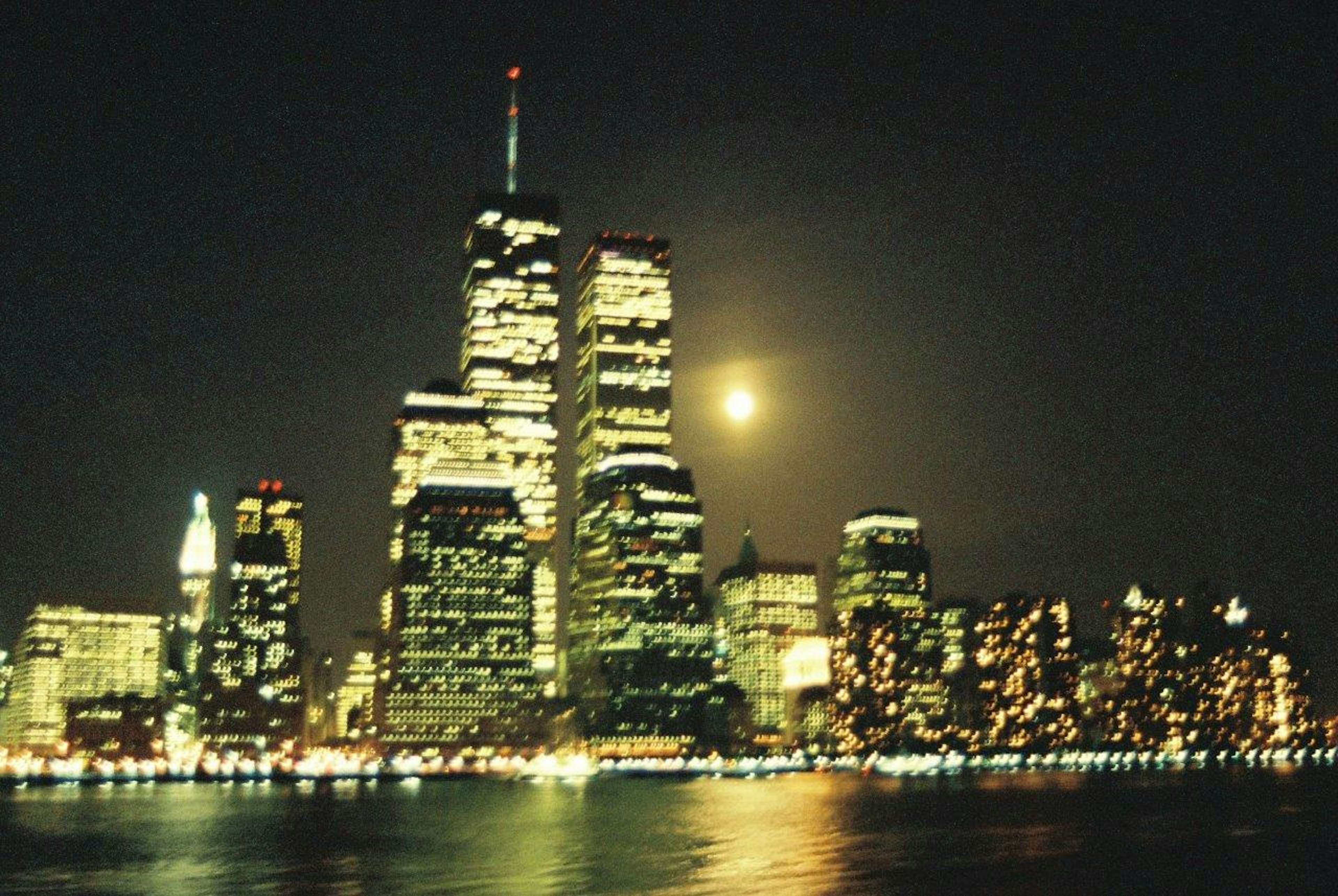 Horizonte de Nueva York de noche con las Torres Gemelas iluminadas y una luna llena