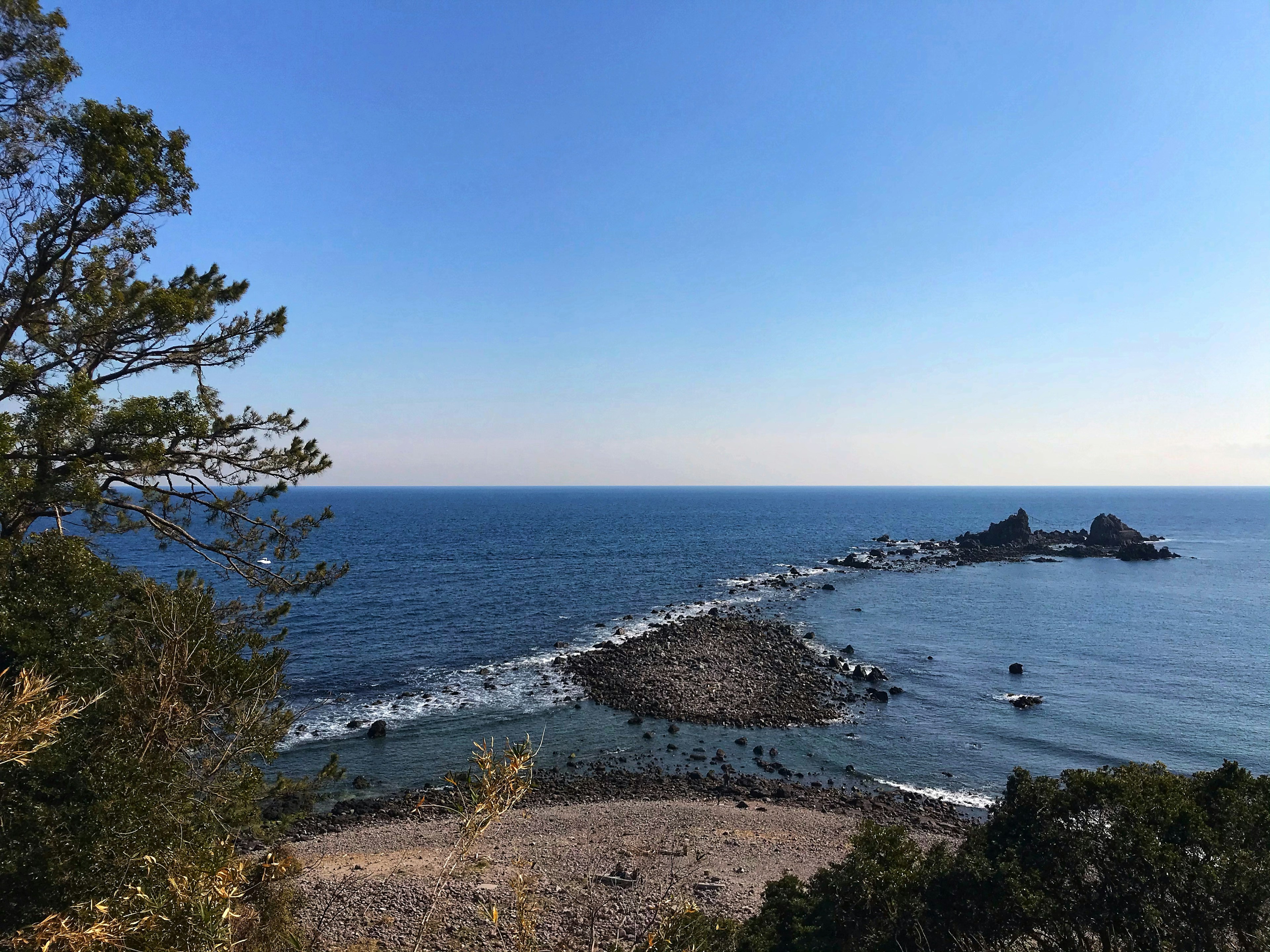 Vista panoramica di un oceano blu con costa rocciosa