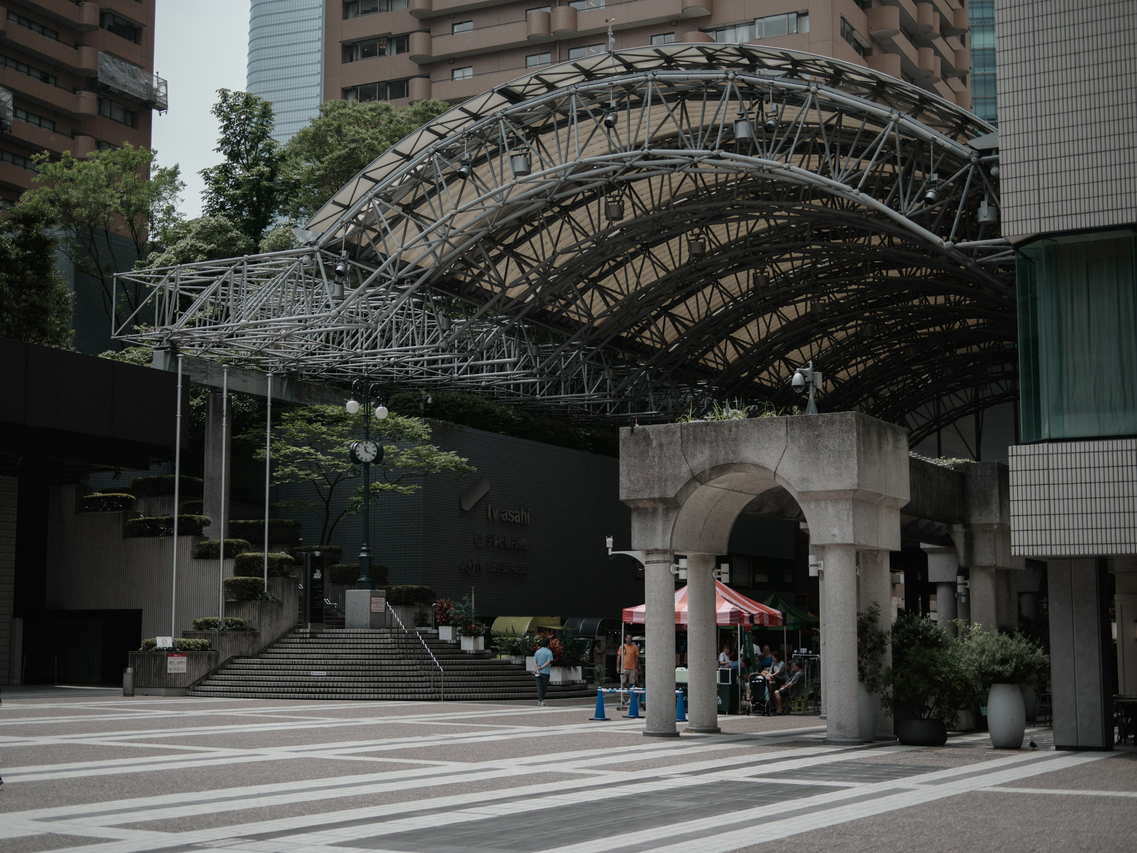 จัตุรัสในเมืองที่มีหลังคาทรงโค้งและอาคารรอบด้าน