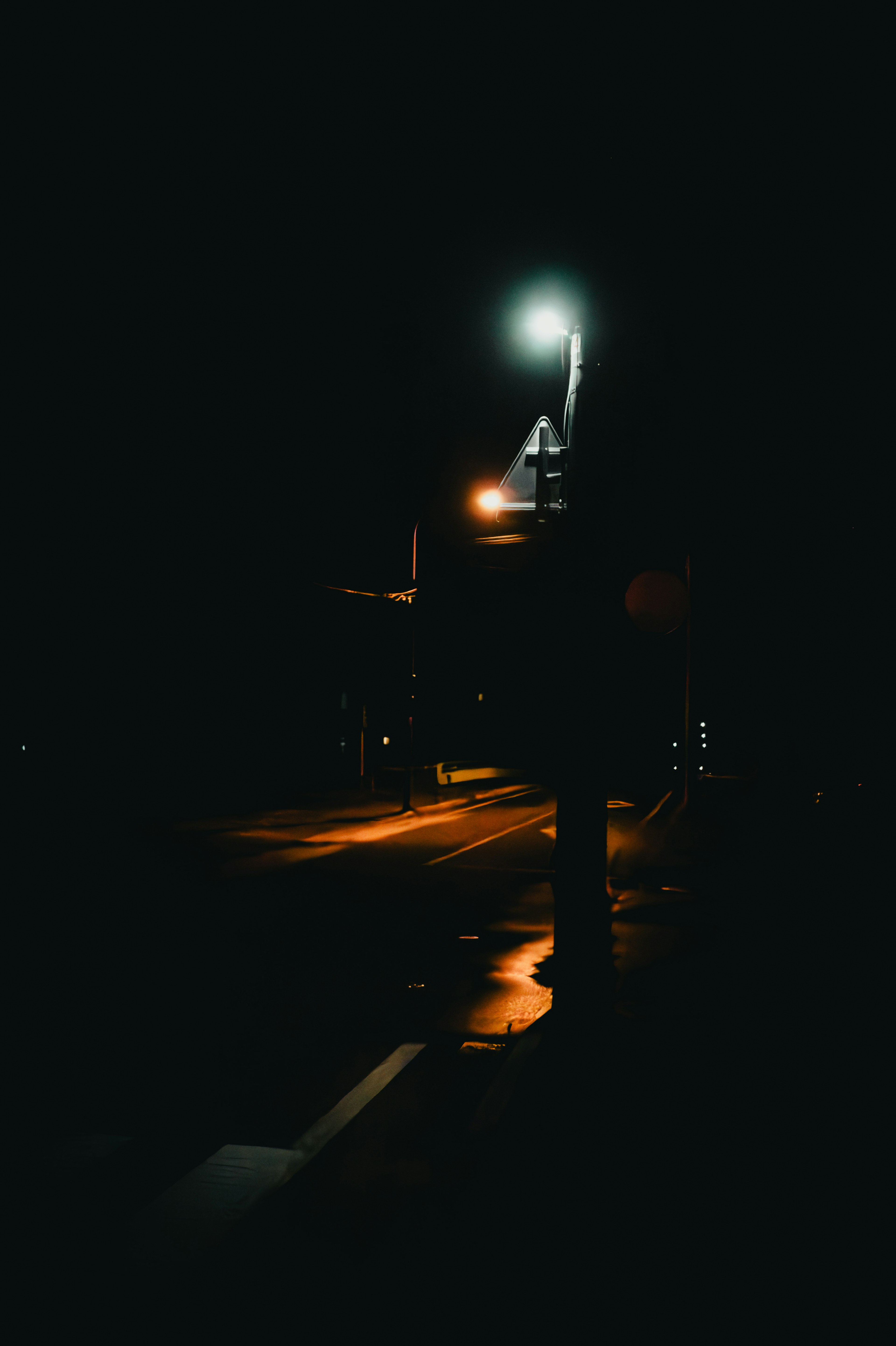 夜の街灯と濡れた道路の風景