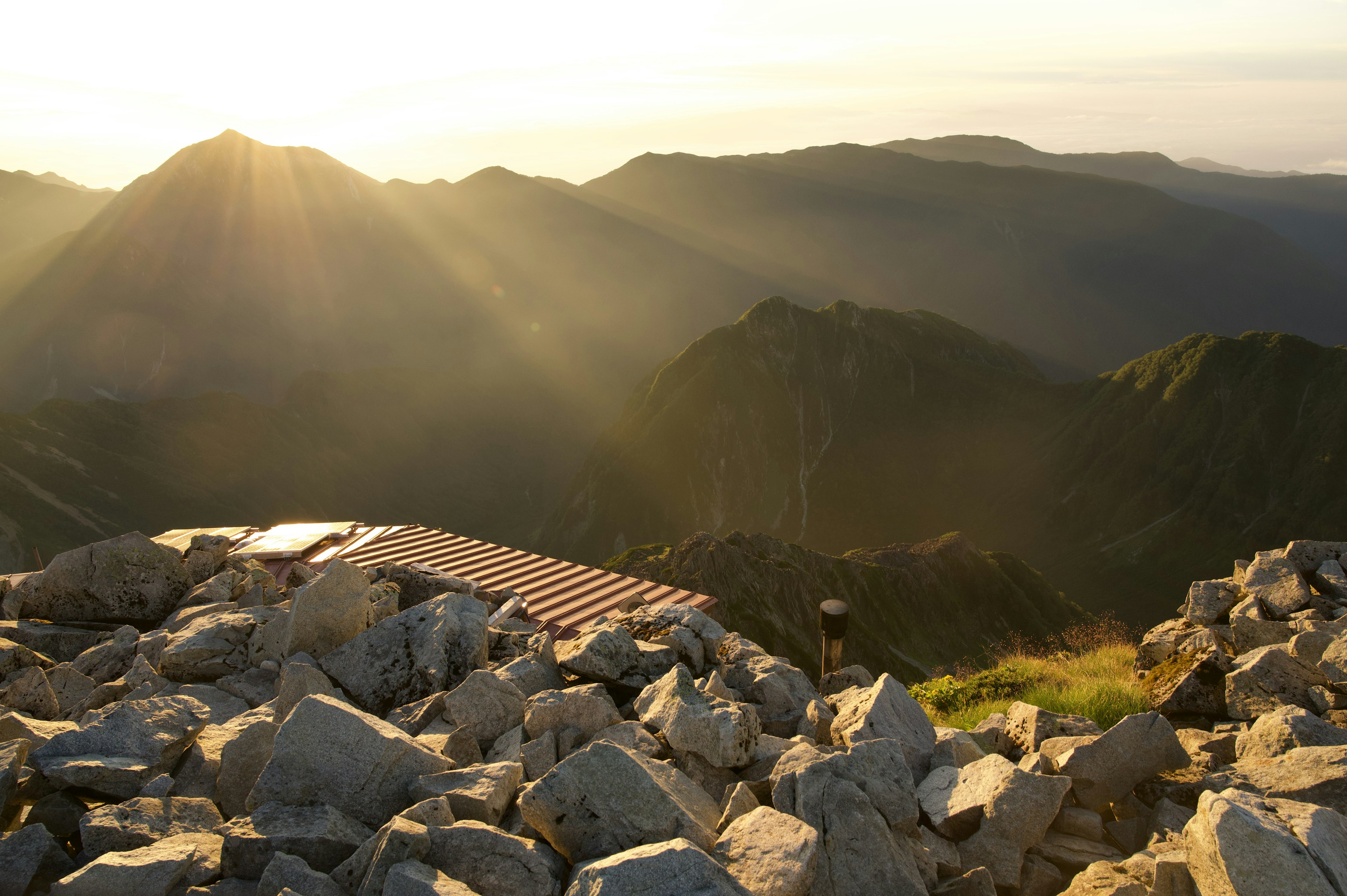 陽光照耀著岩石山頂的山峰