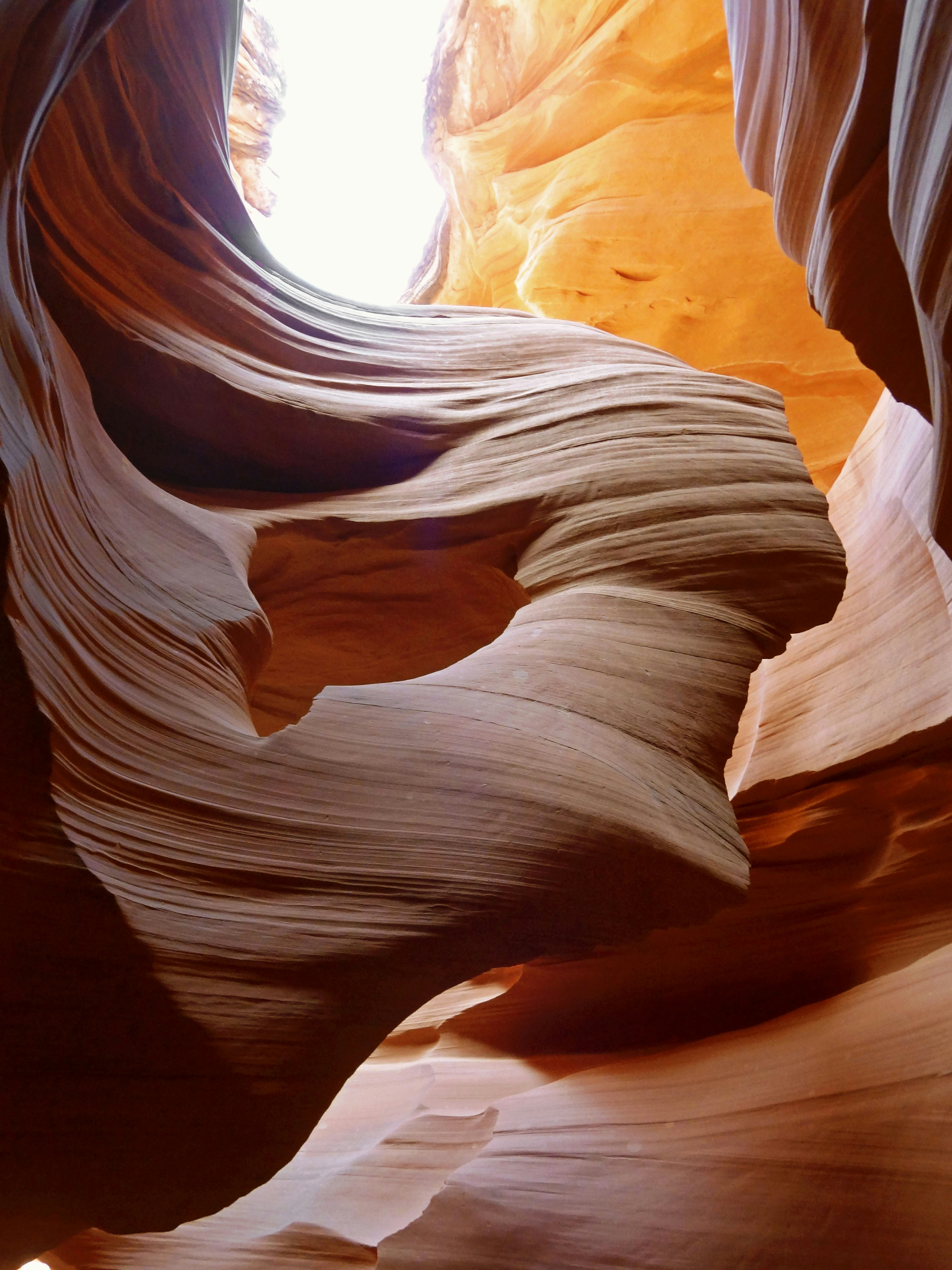 Pemandangan interior Canyon Antelope yang menampilkan formasi batuan yang mengalir