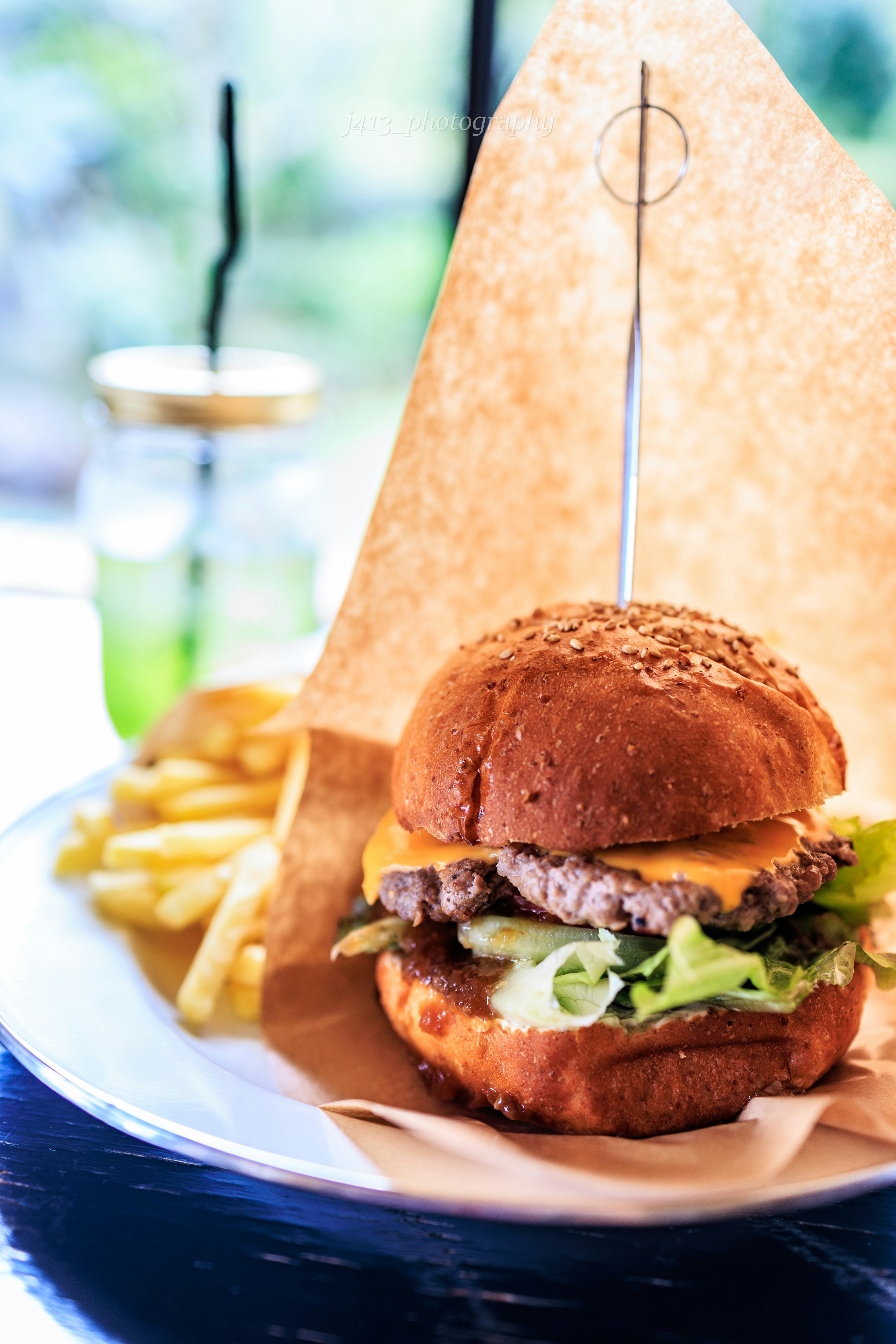 Cheeseburger servido con papas fritas crujientes