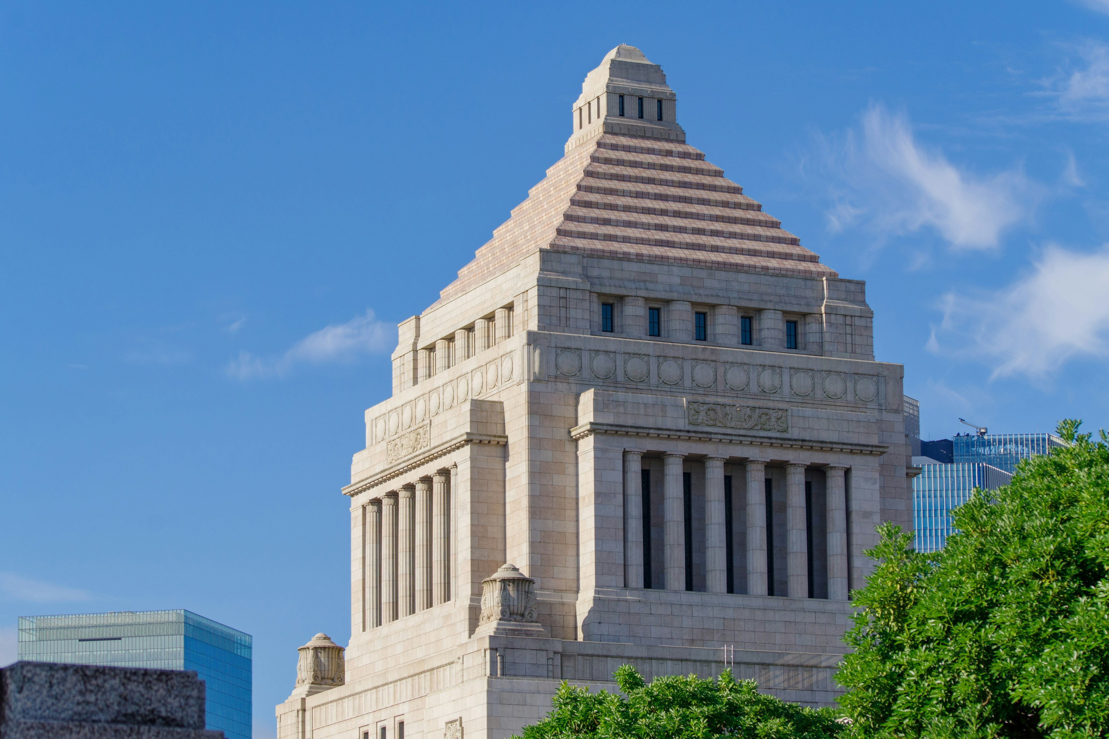 Markantes Gebäude des japanischen Parlaments unter blauem Himmel