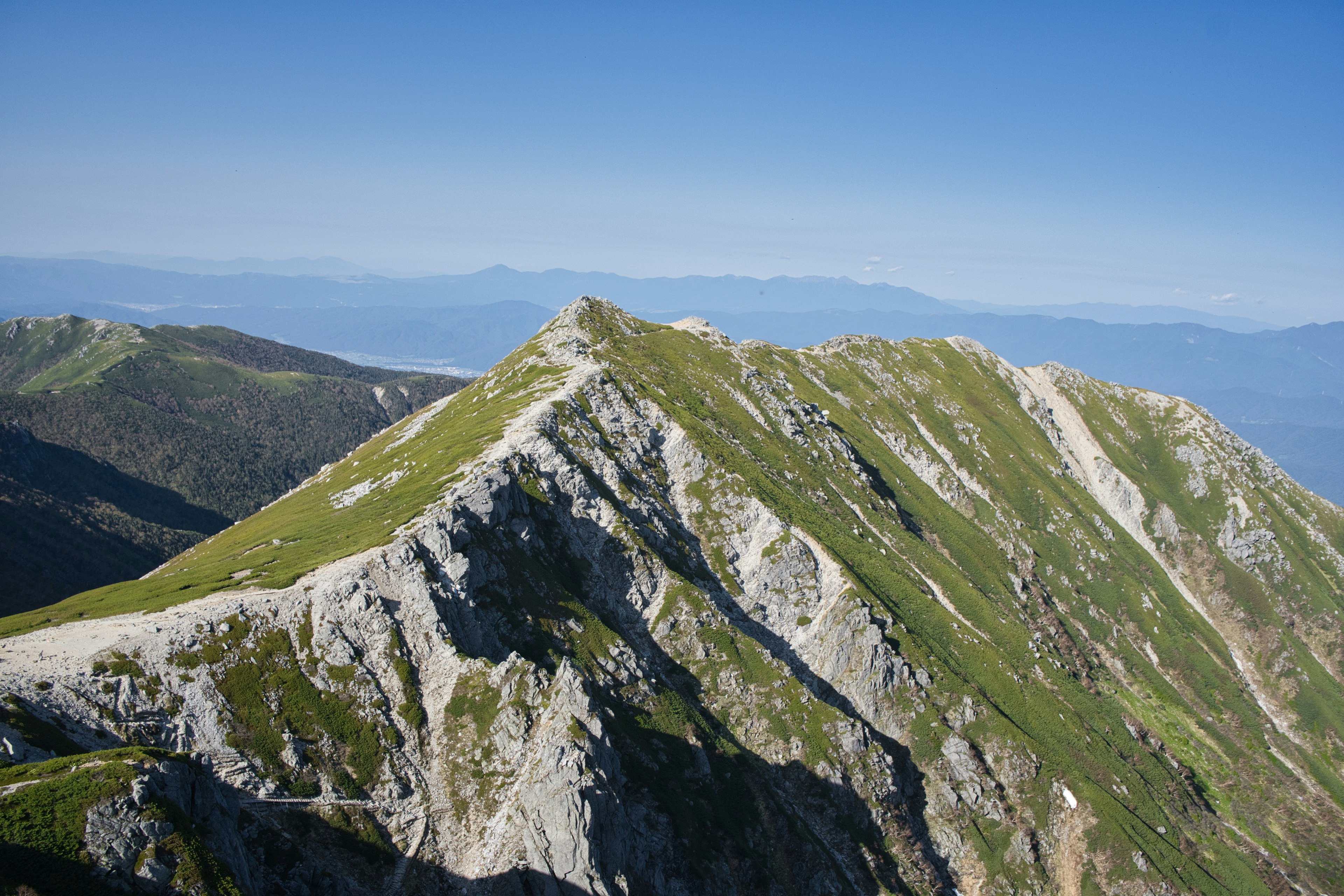 Stupendo paesaggio montano con erba verde e terreno roccioso